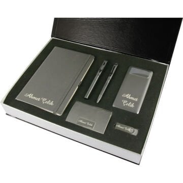 Wings Nestor - 10000Mah Powerbank + 13x21 Defter + 16Gb. Usb Bellek + Kartvizitlik + Roller&Tükenmez Kalem Seti Kutulu Set | Hepsi İsme Özel