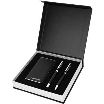 Wings Lepus Siyah Hediyelik Set | İsme Özel | 5000 Mah. Powerbank + Roller Kalem + Tükenmez Kalem Set | Hepsi İsme Özel