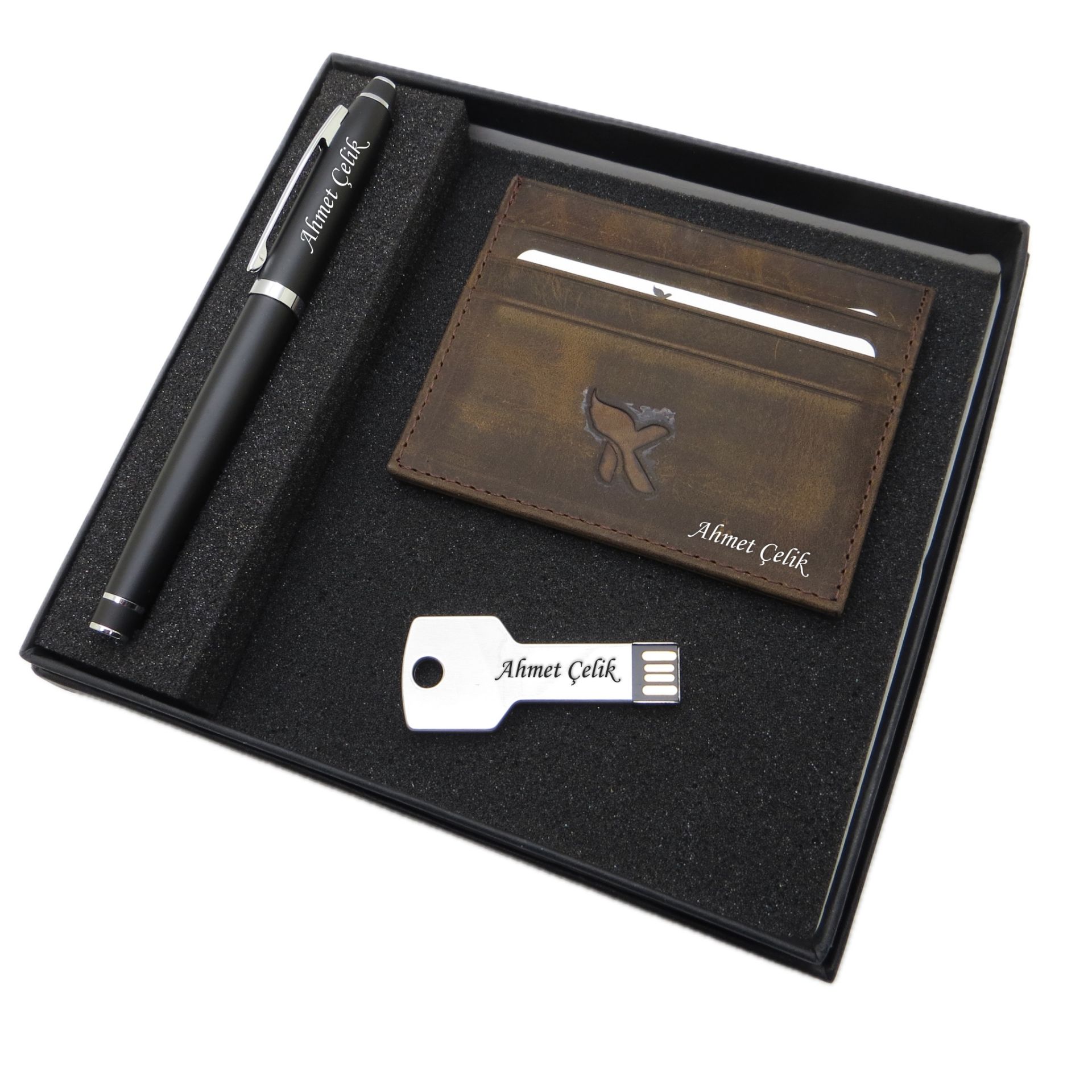 Signator D391 İsme Özel Set - Deri Kartlık + 32 Gb. Anahtar Usb Bellek  + Kalem Seti | İsme Özel Hediyelik Set