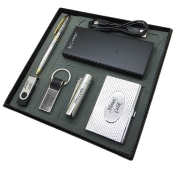 Signator® Invictus | Kişiye Özel Set - 10000 mAh Powerbank  + Clipper Çakmak + 32Gb. Usb Bellek + Gold Krom Kalem + Anahtarlık + Kartvizitlik | İsme Özel Hediyelik Set