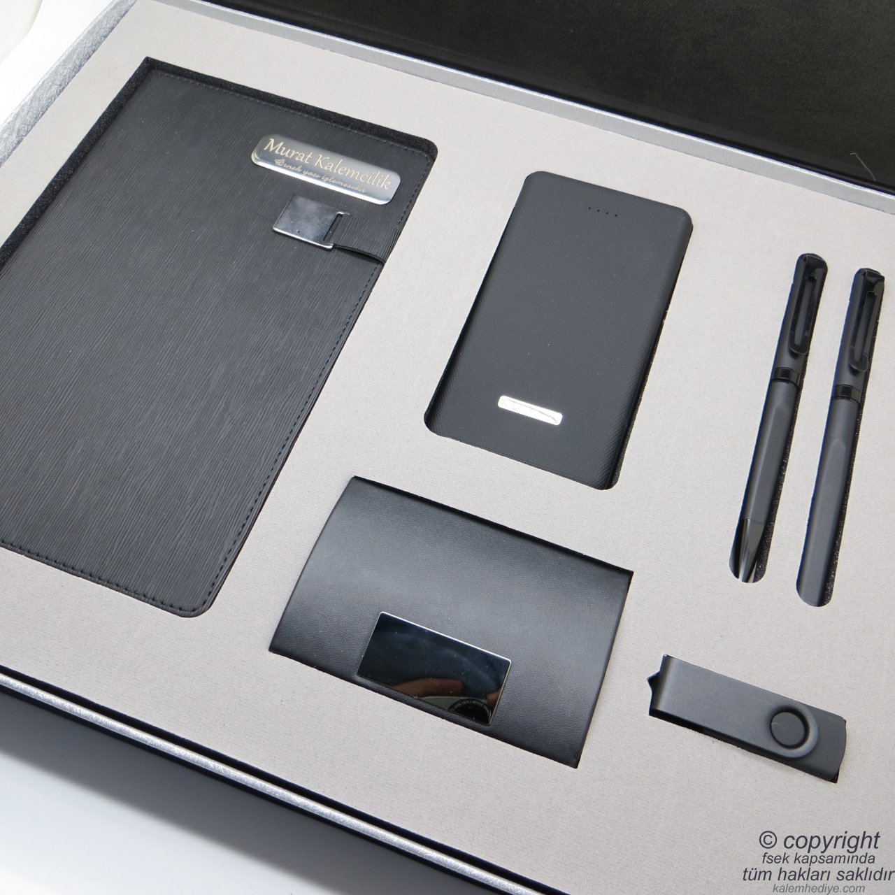 Wings Colozy Hediyelik Set | İsme Özel | 8000mAh Powerbank + 16Gb Usb Bellek + Kartvizitlik + 13x21 Termo Defter + Roller Kalem + Tükenmez Kalem Büyük Set | Hepsi İsme Özel
