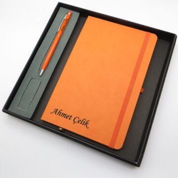 Signator® Codex | N105 Kişiye Özel Defterli Set - İsme Özel Turuncu Kalem + İsme Özel Turuncu Defter | İsme Özel Kutusunda Hediyelik Set