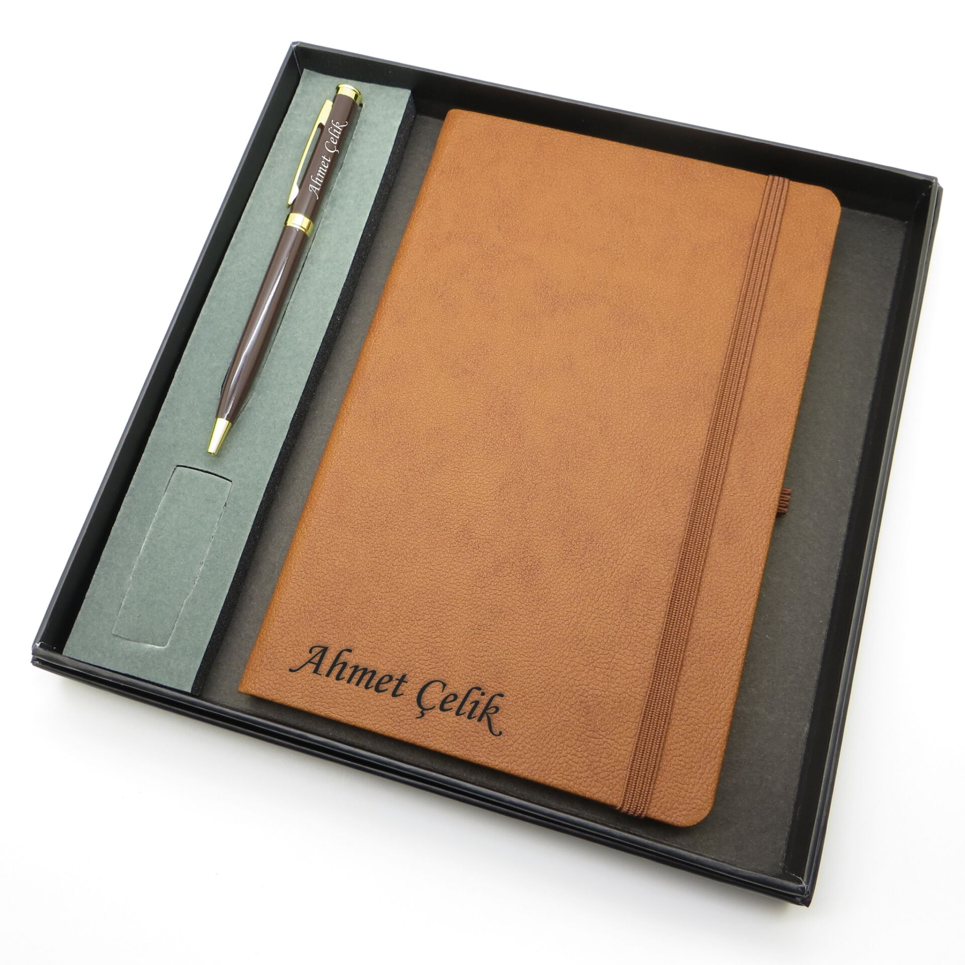Signator® Codex | N108 Kişiye Özel Defterli Set - İsme Özel Kahverengi Kalem + İsme Özel Kahverengi Defter | İsme Özel Kutusunda Hediyelik Set