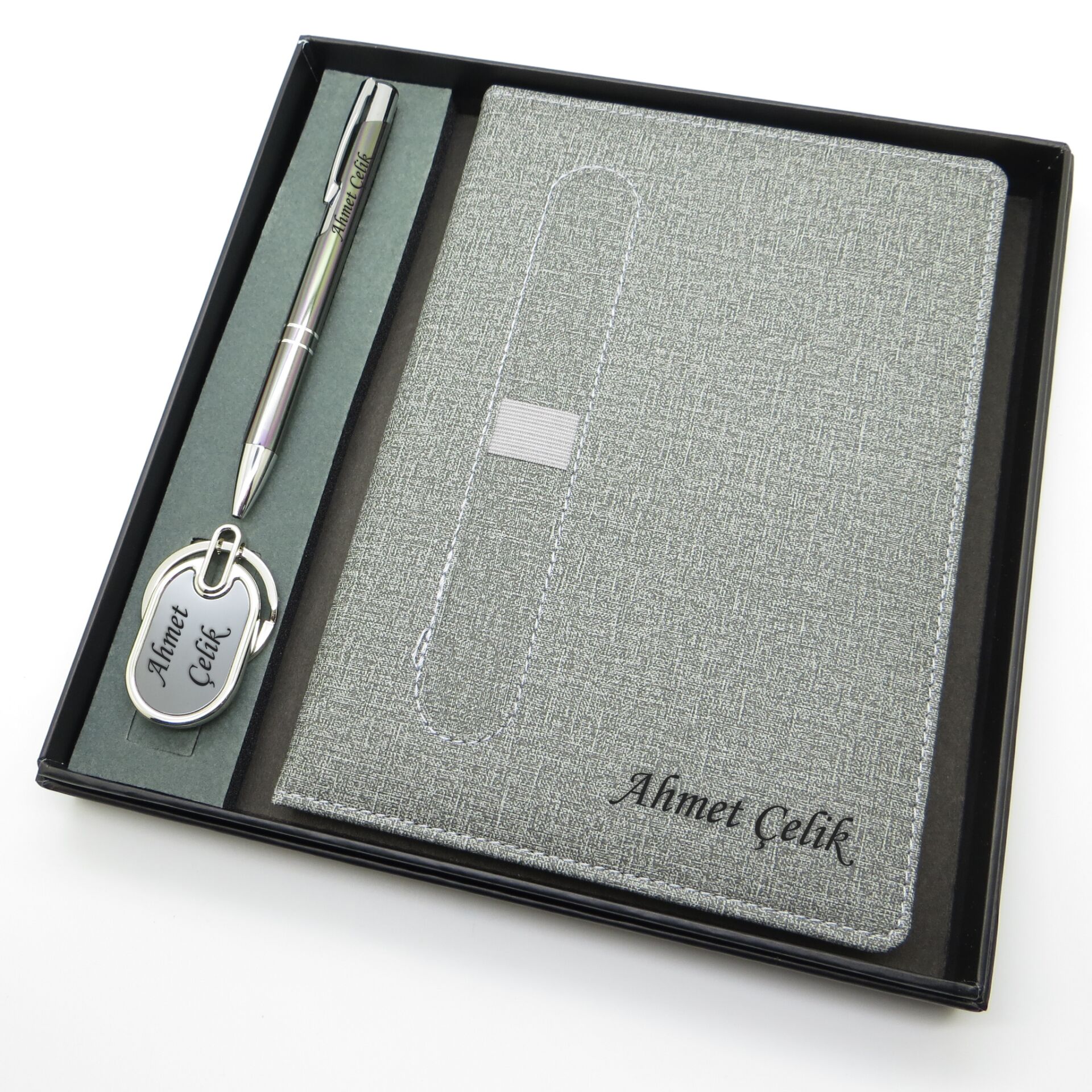 Signator® Codex | N118 Kişiye Özel Defterli Set - İsme Özel Gri Kalem + İsme Özel Gri Defter + İsme Özel Anahtarlık | İsme Özel Kutusunda Hediyelik Set
