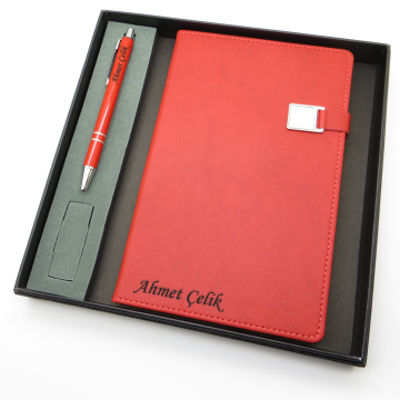 Signator® Codex | N121 Kişiye Özel Defterli Set - İsme Özel Kırmızı Kalem + İsme Özel Kırmızı Defter | İsme Özel Kutusunda Hediyelik Set