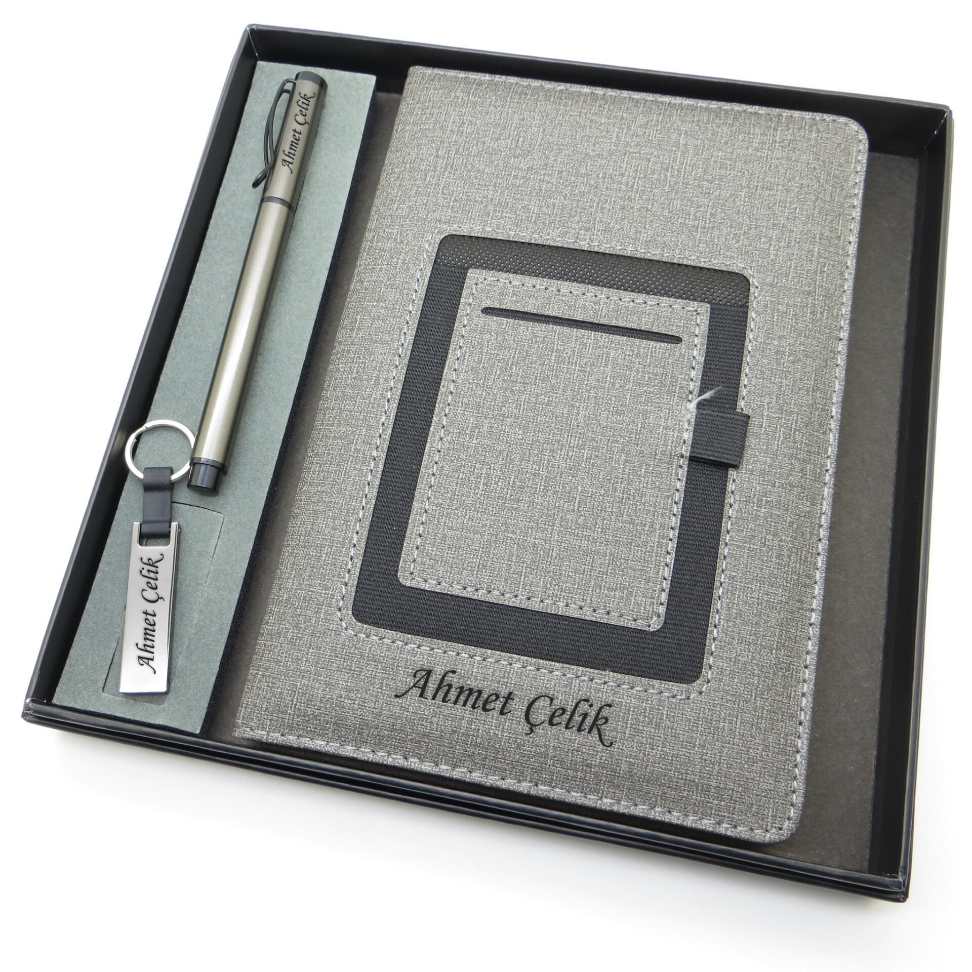 Signator® Codex | N132 Kişiye Özel Defterli Set - İsme Özel Gri Kalem + İsme Özel Gri Defter + İsme Özel Anahtarlık| İsme Özel Kutusunda Hediyelik Set