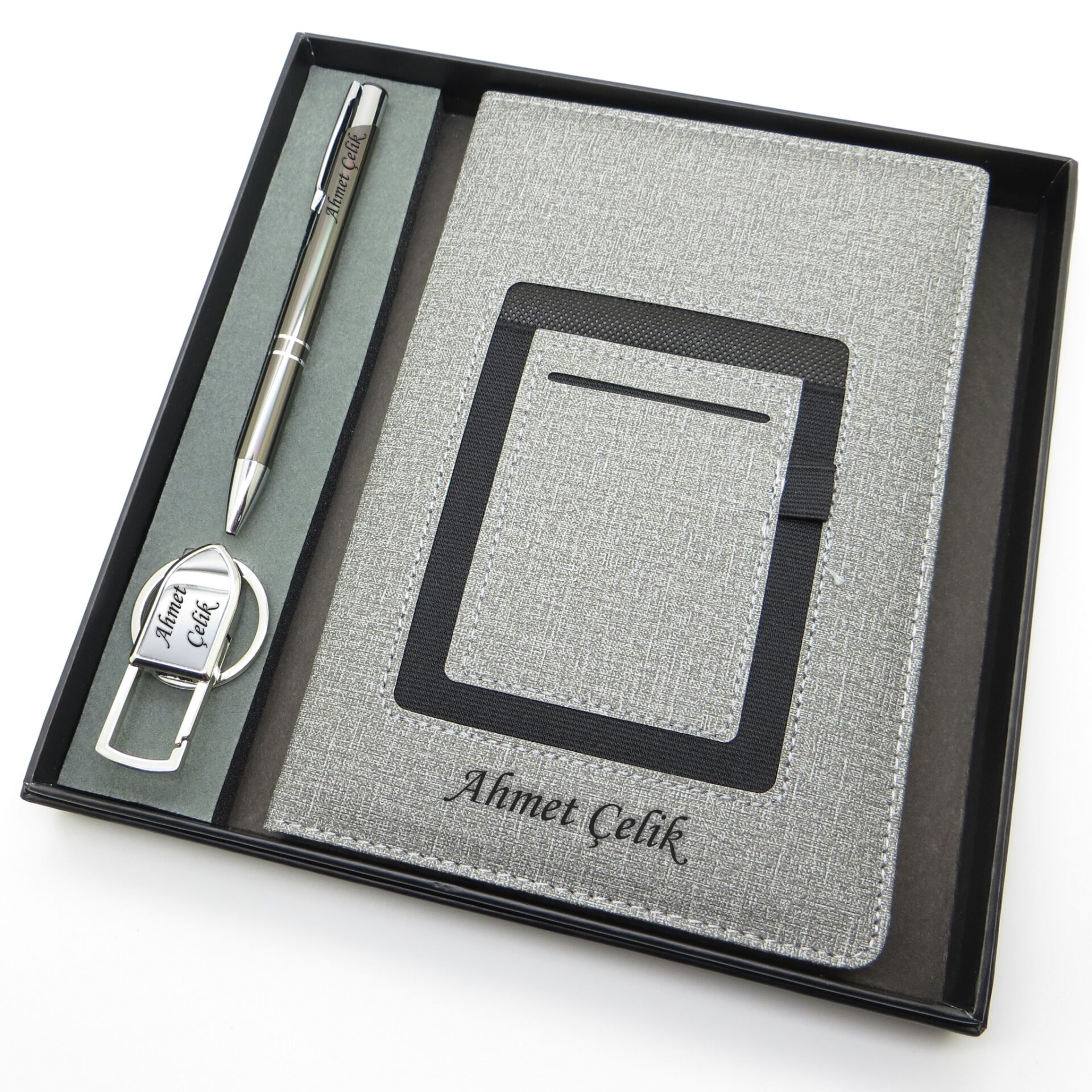 Signator® Codex | N134 Kişiye Özel Defterli Set - İsme Özel Gri Kalem + İsme Özel Gri Defter + İsme Özel Anahtarlık| İsme Özel Kutusunda Hediyelik Set