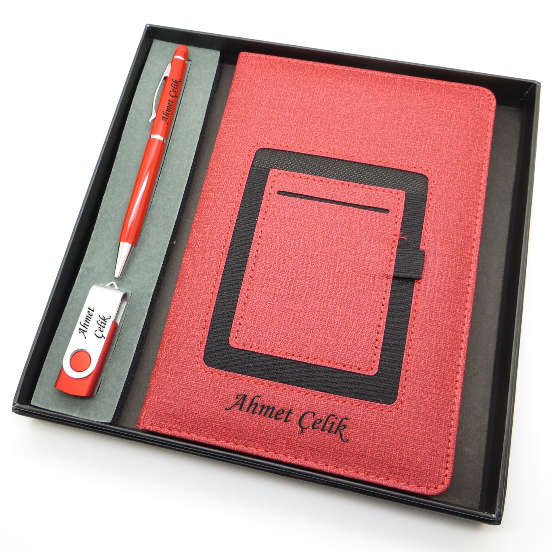 Signator® Codex | N136 Kişiye Özel Defterli Set - İsme Özel Kırmızı Kalem + İsme Özel Kırmızı Defter + İsme Özel 32 GB Usb Bellek| İsme Özel Kutusunda Hediyelik Set