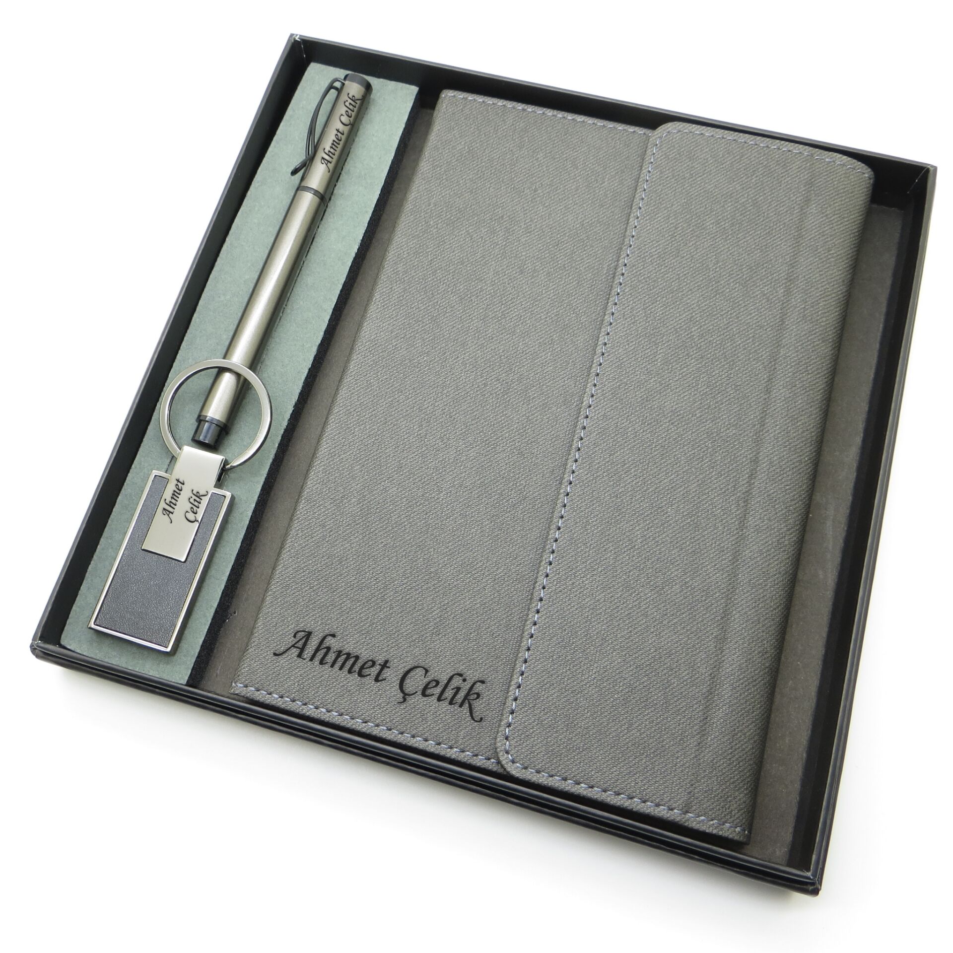 Signator® Codex | N142 Kişiye Özel Defterli Set - İsme Özel Gri Kalem + İsme Özel Gri Defter + İsme Özel Anahtarlık| İsme Özel Kutusunda Hediyelik Set