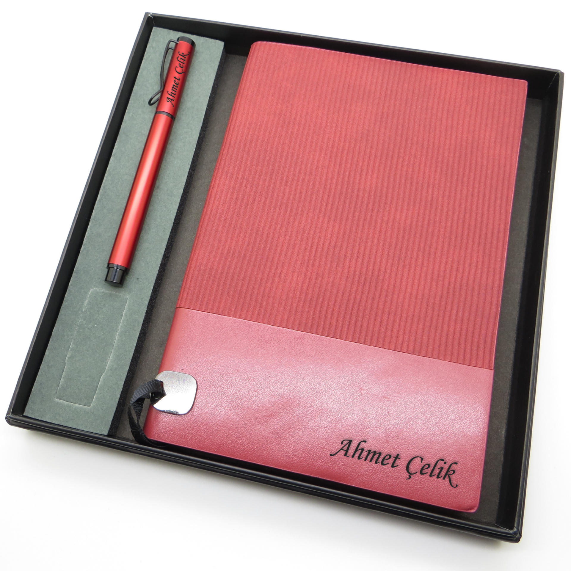 Signator® Codex | N143 Kişiye Özel Defterli Set - İsme Özel Kırmızı Kalem + İsme Özel Kırmızı Defter | İsme Özel Kutusunda Hediyelik Set