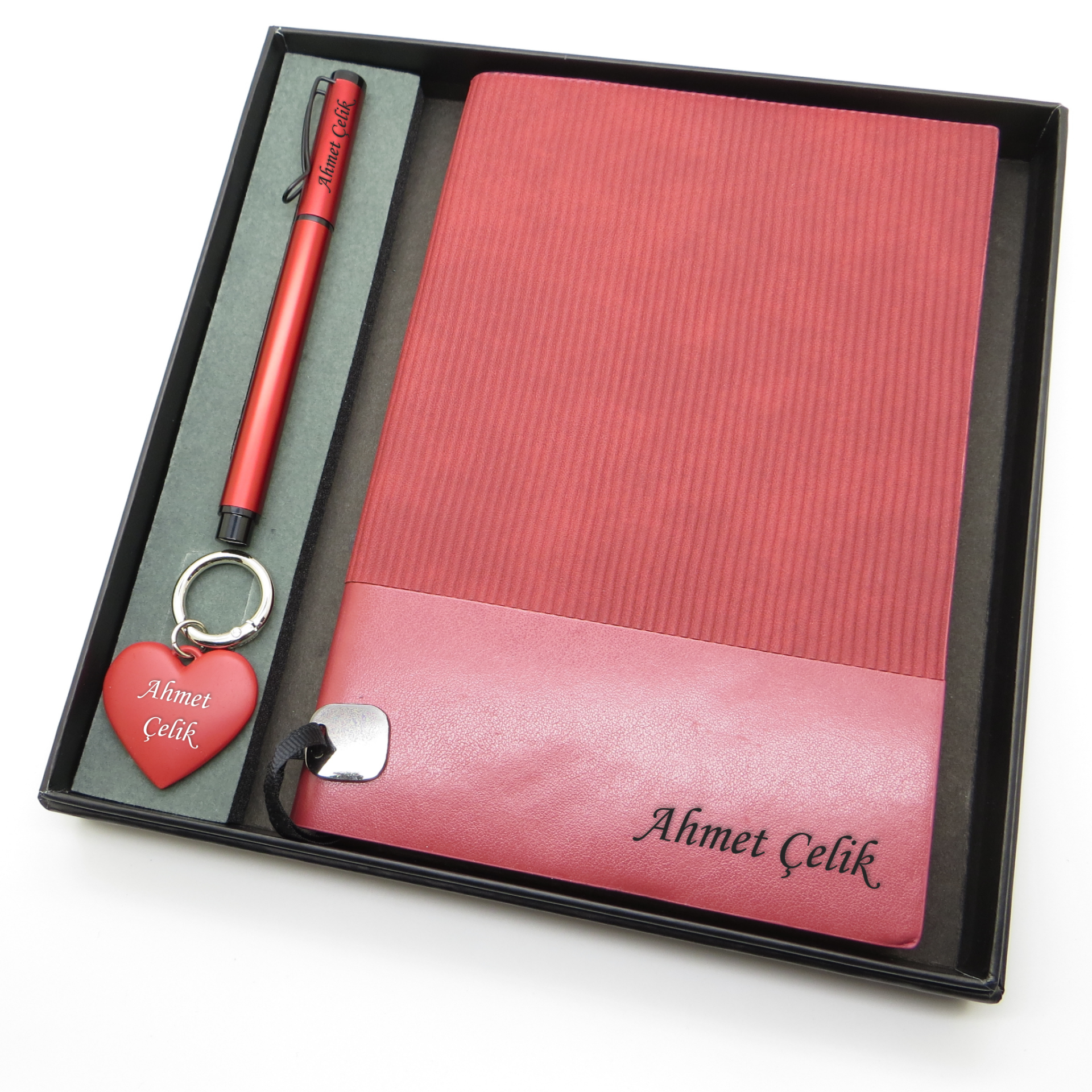 Signator® Codex | N145 Kişiye Özel Defterli Set - İsme Özel Kırmızı Kalem + İsme Özel Kırmızı Defter + İsme Özel Kırmızı Anahtarlık | İsme Özel Kutusunda Hediyelik Set