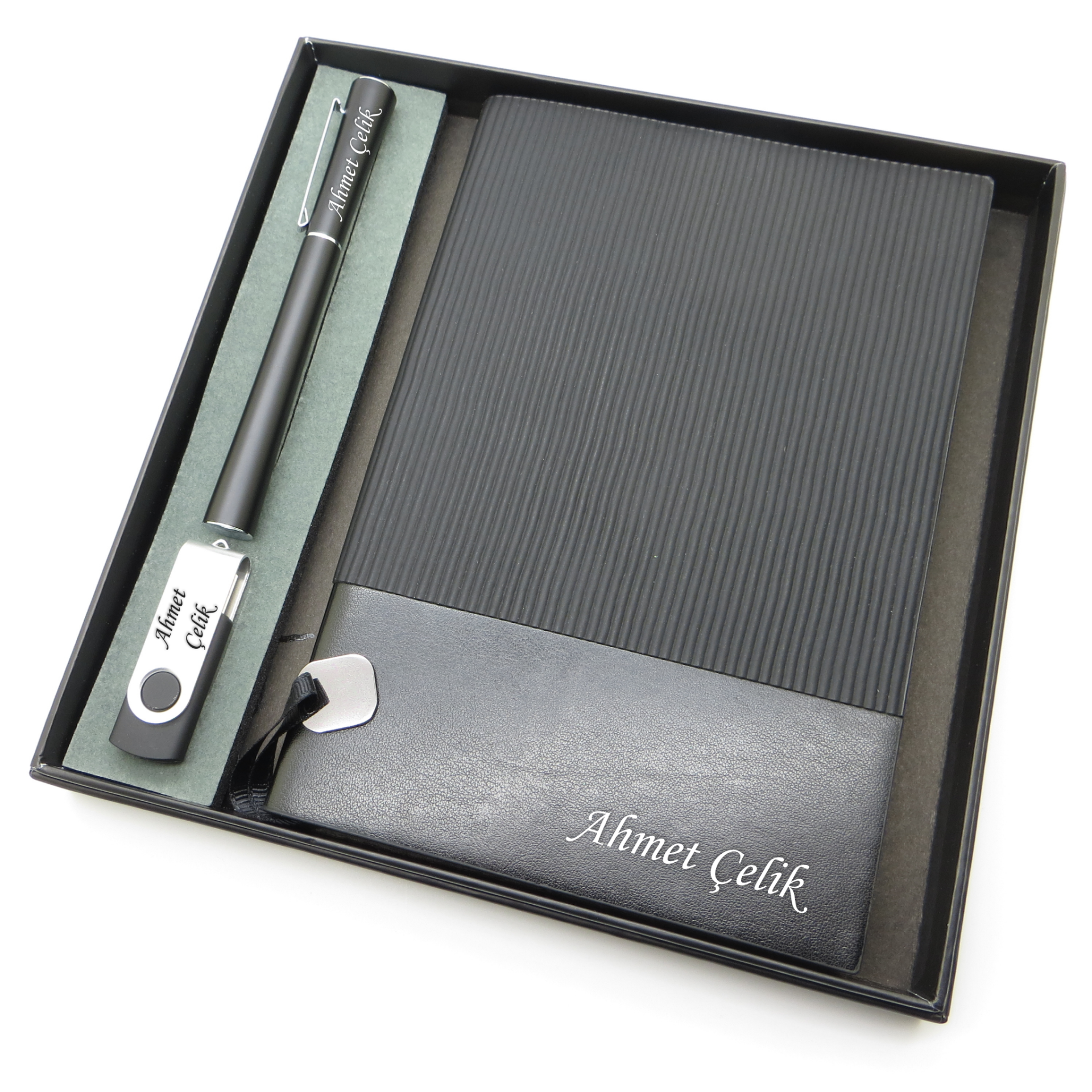 Signator® Codex | N152 Kişiye Özel Defterli Set - İsme Özel Siyah Kalem + İsme Özel Siyah Defter + İsme Özel 32 GB Usb Bellek| İsme Özel Kutusunda Hediyelik Set