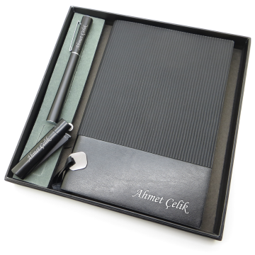 Signator® Codex | N153 Kişiye Özel Defterli Set - İsme Özel Siyah Kalem + İsme Özel Siyah Defter + İsme Özel Siyah Çakmak | İsme Özel Kutusunda Hediyelik Set