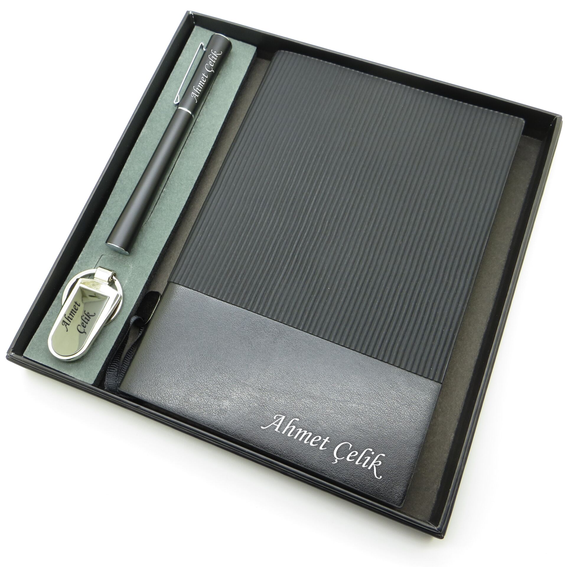 Signator® Codex | N155 Kişiye Özel Defterli Set - İsme Özel Siyah Kalem + İsme Özel Siyah Defter + İsme Özel Anahtarlık | İsme Özel Kutusunda Hediyelik Set