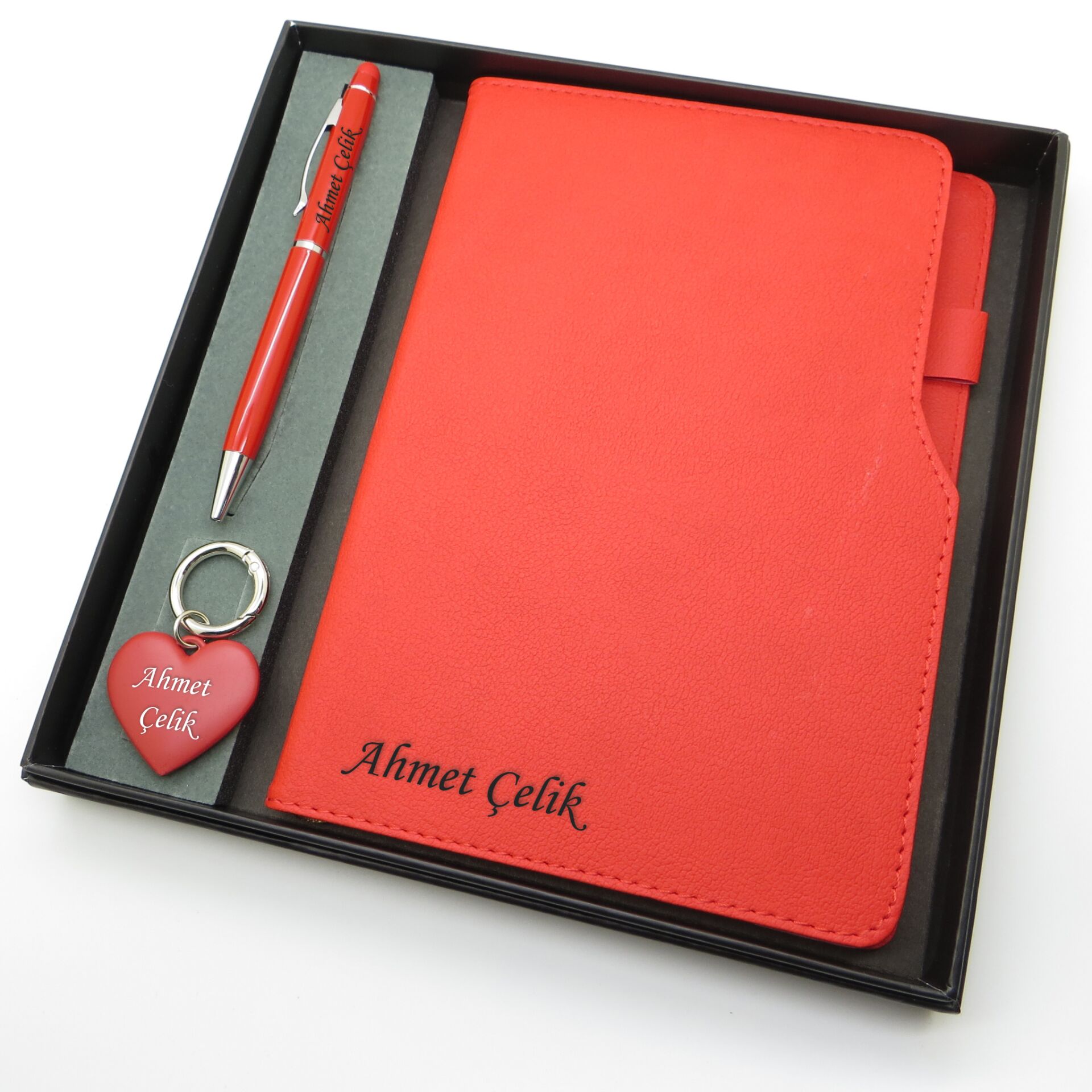 Signator® Codex | N168 Kişiye Özel Defterli Set - İsme Özel Kırmızı Kalem + İsme Özel Kırmızı Defter + İsme Özel Kırmızı Anahtarlık | İsme Özel Kutusunda Hediyelik Set