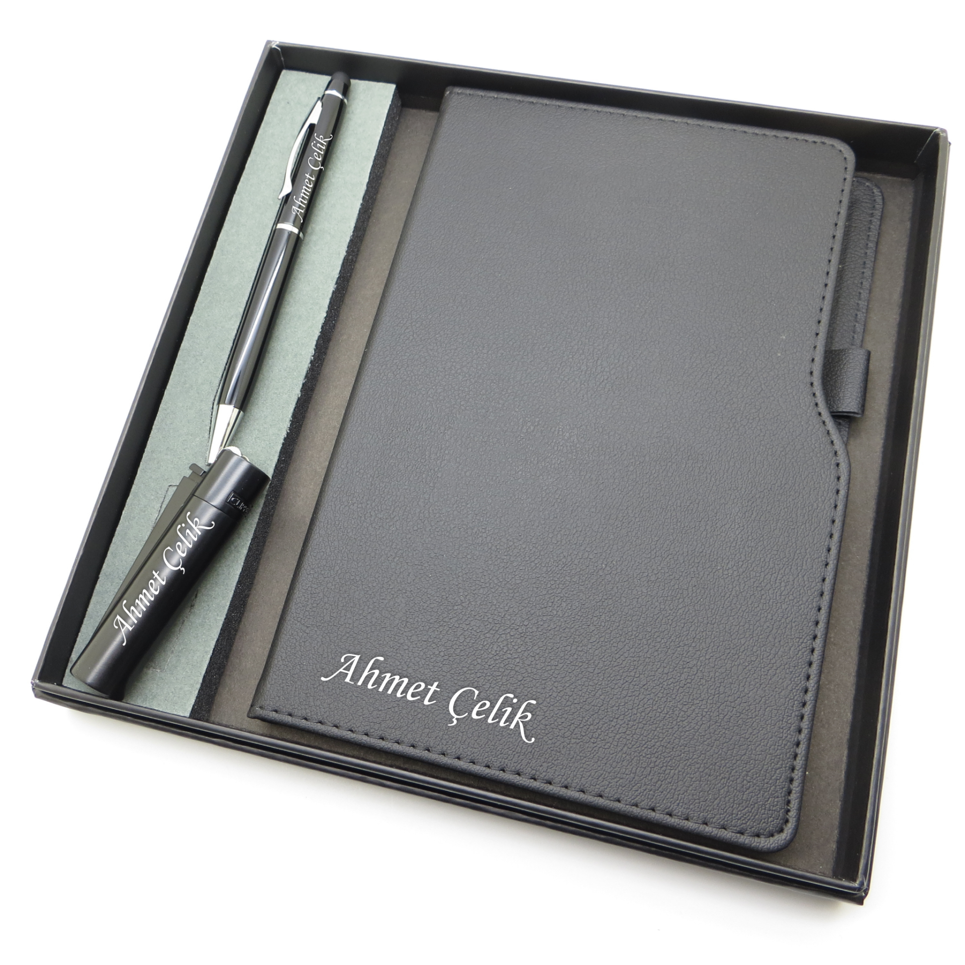 Signator® Codex | N173 Kişiye Özel Defterli Set - İsme Özel Siyah Kalem + İsme Özel Siyah Defter + İsme Özel Siyah Çakmak | İsme Özel Kutusunda Hediyelik Set