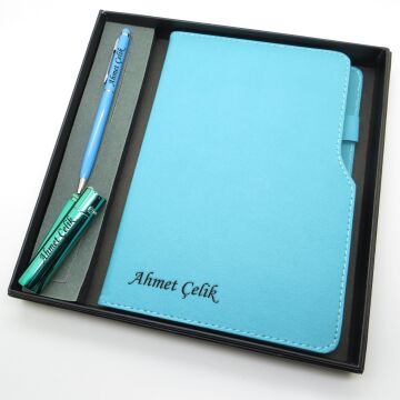 Signator® Codex | N178 Kişiye Özel Defterli Set - İsme Özel Turkuaz Kalem + İsme Özel Turkuaz Defter + İsme Özel Yeşil Çakmak | İsme Özel Kutusunda Hediyelik Set