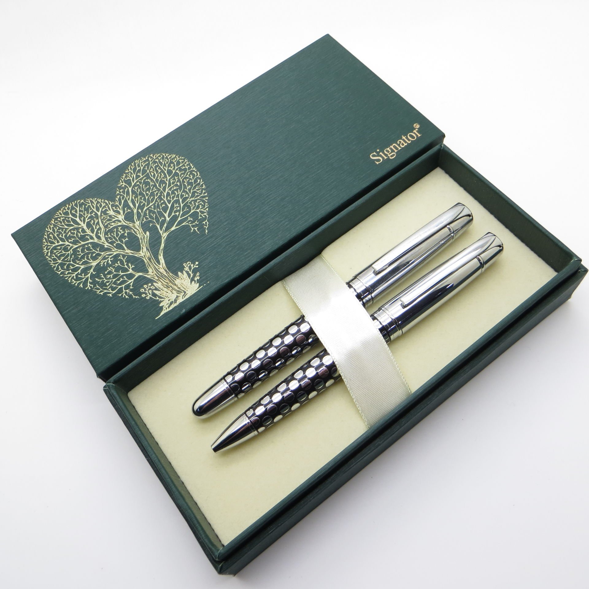 Signator® S295 Parlak Krom Kabartmalı Kalem Seti - Dolma Kalem + Tükenmez Kalem Set | İsme Özel Kalem | Hediyelik Kalem