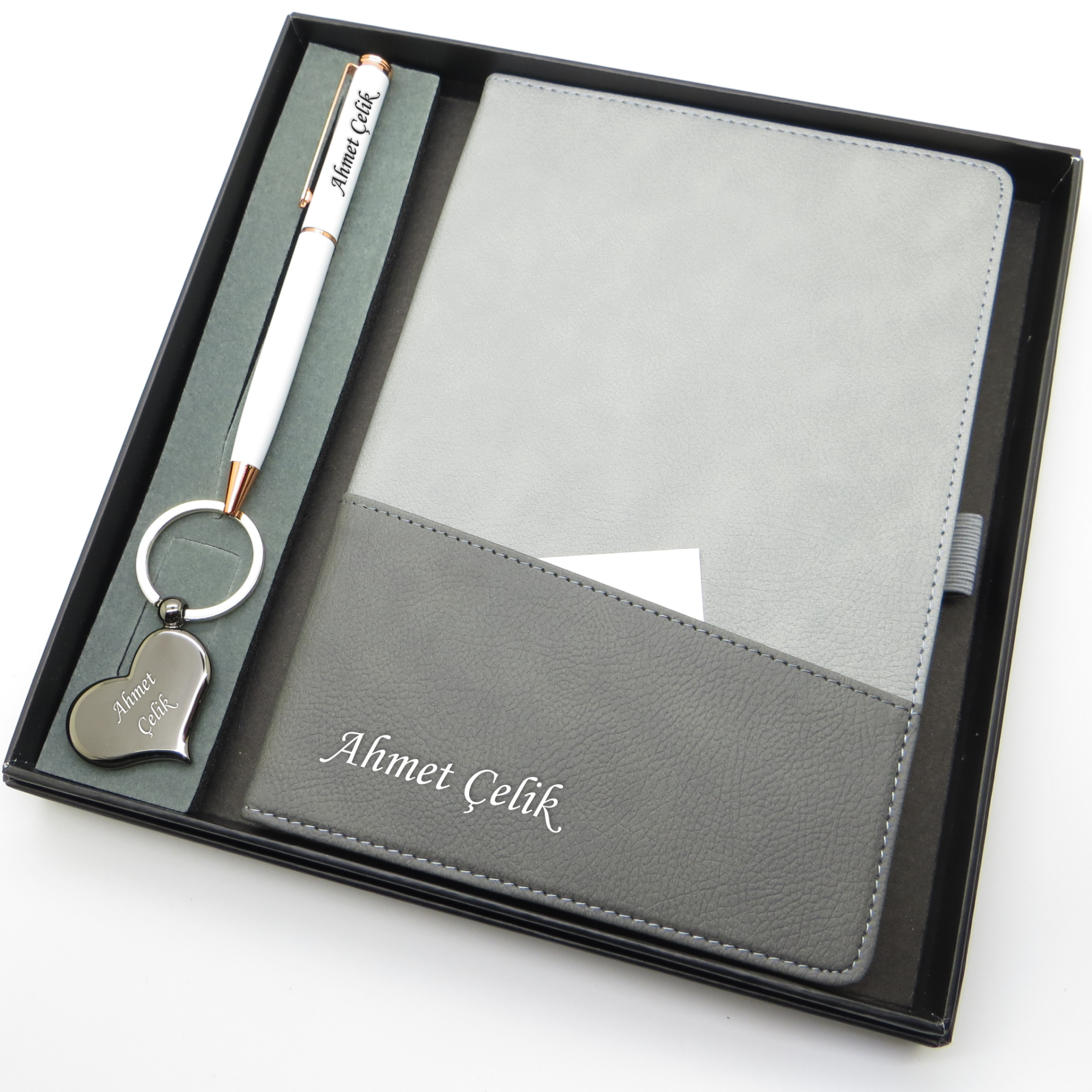 Signator® Codex | N180 Kişiye Özel Defterli Set - İsme Özel Beyaz Kalem + İsme Özel Gri Defter + İsme Özel Anahtarlık | İsme Özel Kutusunda Hediyelik Set