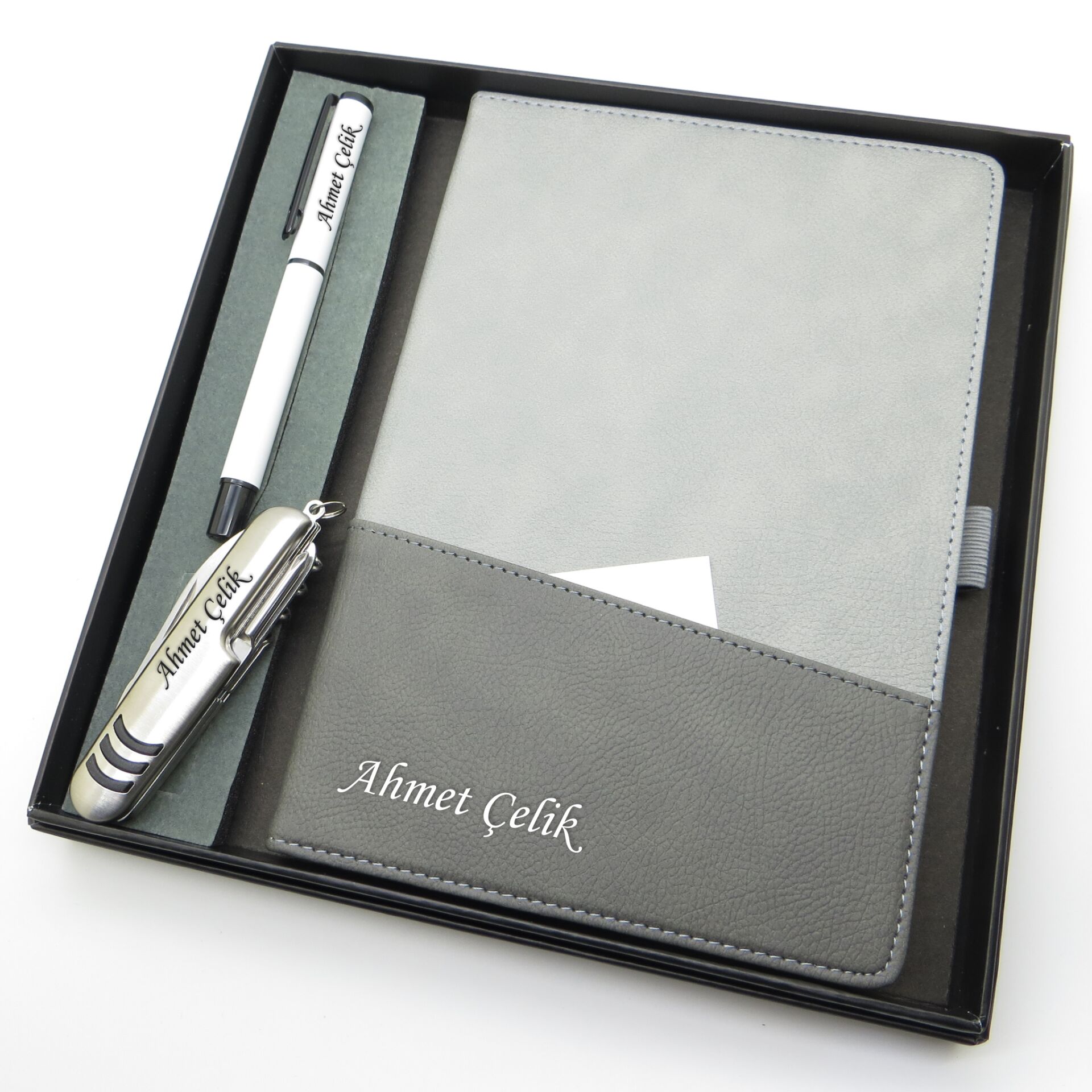 Signator® Codex | N182 Kişiye Özel Defterli Set - İsme Özel Beyaz Kalem + İsme Özel Gri Defter + İsme Özel Gümüş Çakı | İsme Özel Kutusunda Hediyelik Set