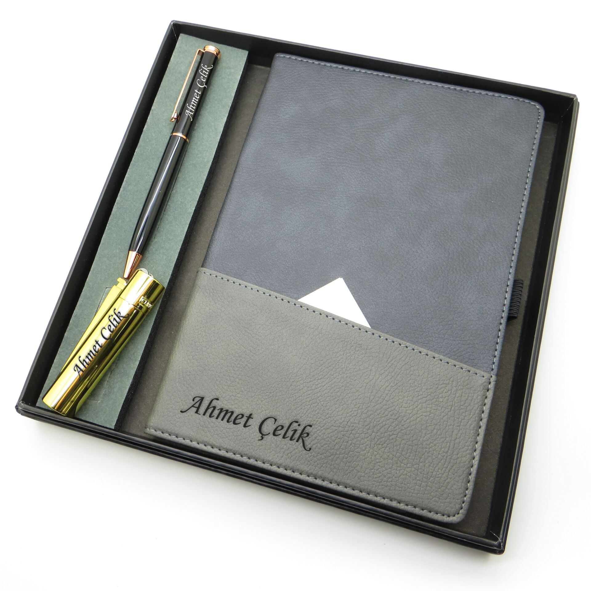 Signator® Codex | N184 Kişiye Özel Defterli Set - İsme Özel Siyah Kalem + İsme Özel Siyah Defter + İsme Özel Gold Çakmak | İsme Özel Kutusunda Hediyelik Set