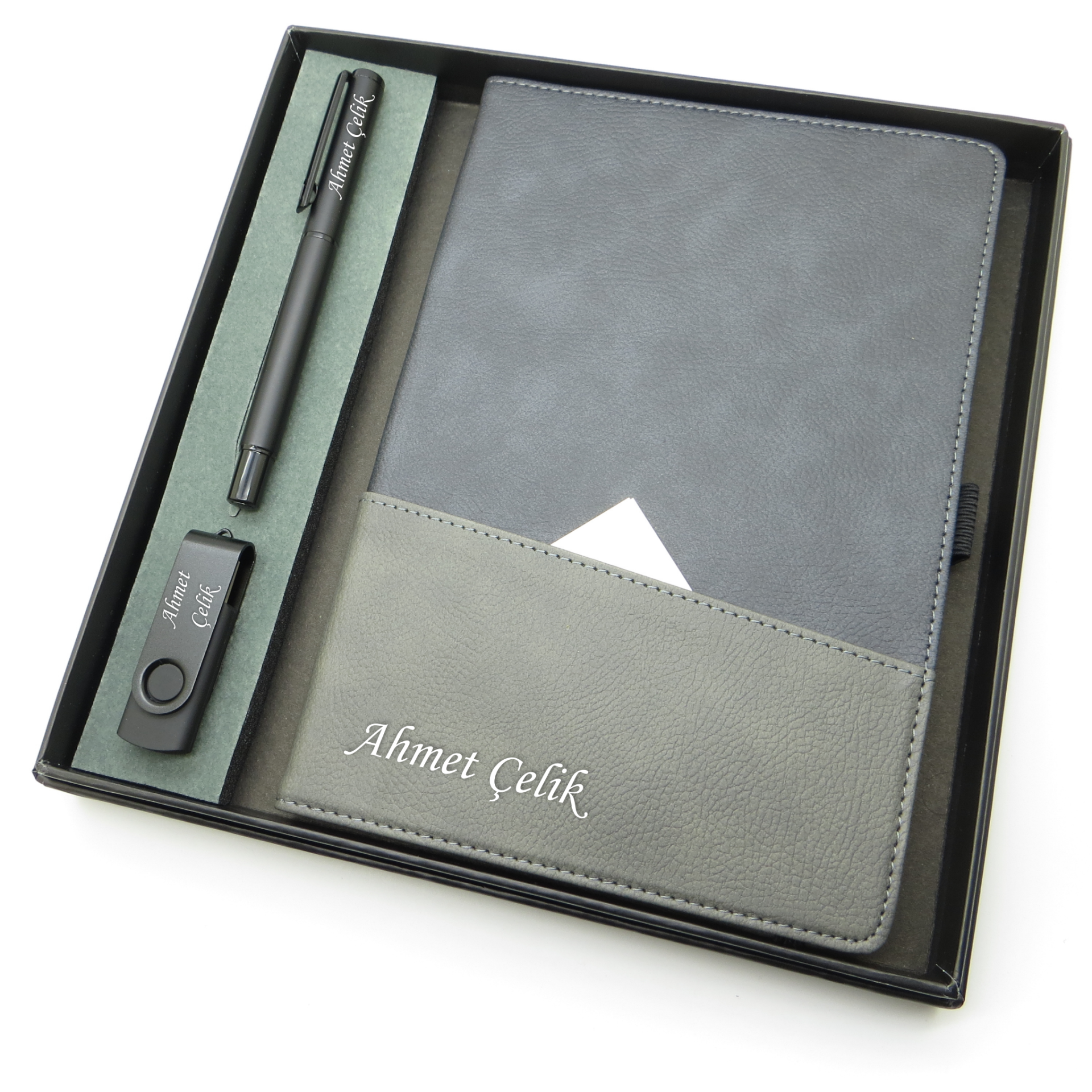 Signator® Codex | N186 Kişiye Özel Defterli Set - İsme Özel Siyah Kalem + İsme Özel Siyah Defter + İsme Özel 32 GB Usb Bellek | İsme Özel Kutusunda Hediyelik Set
