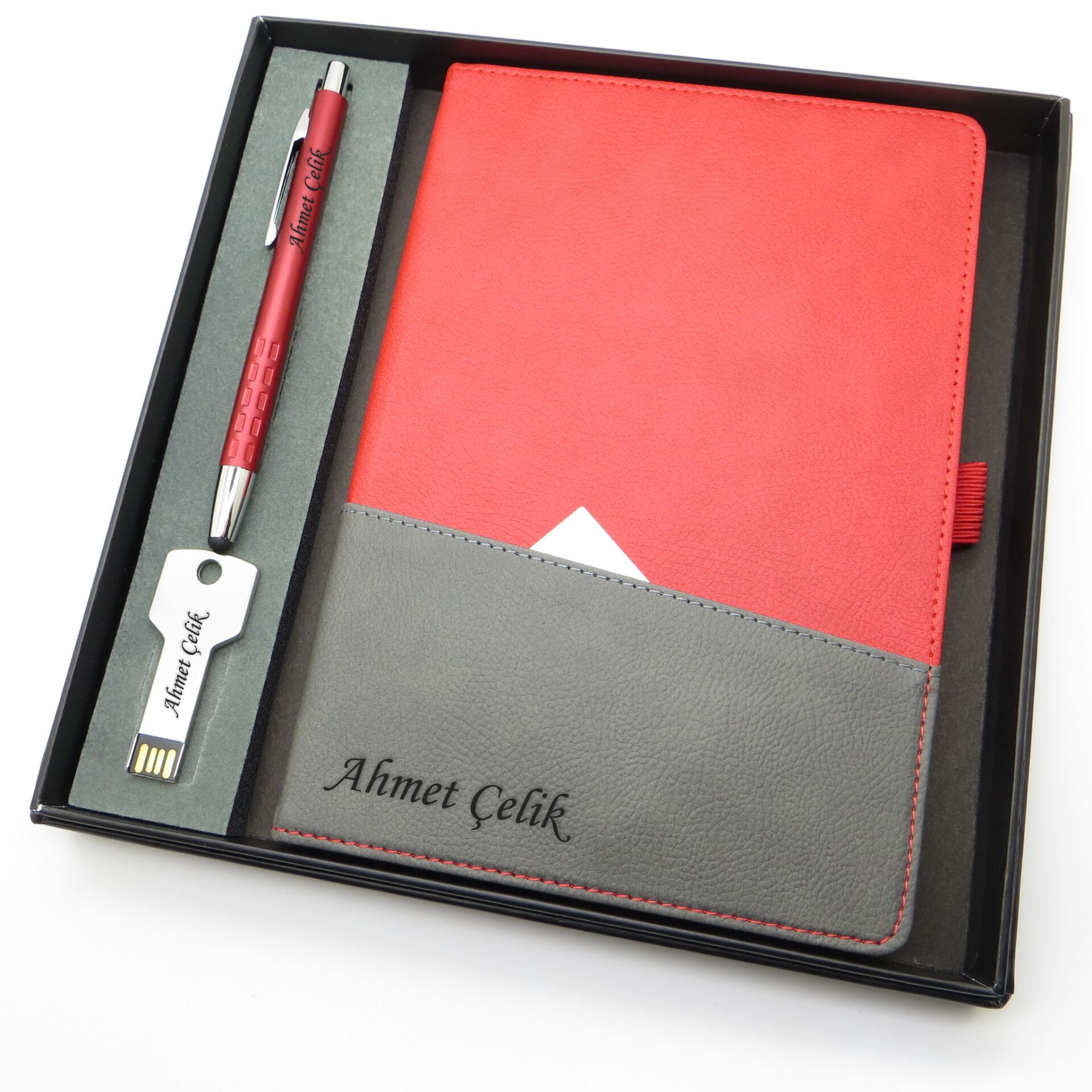 Signator® Codex | N195 Kişiye Özel Defterli Set - İsme Özel Kırmızı Kalem + İsme Özel Kırmızı Defter + İsme Özel 32 GB Usb Bellek| İsme Özel Kutusunda Hediyelik Set