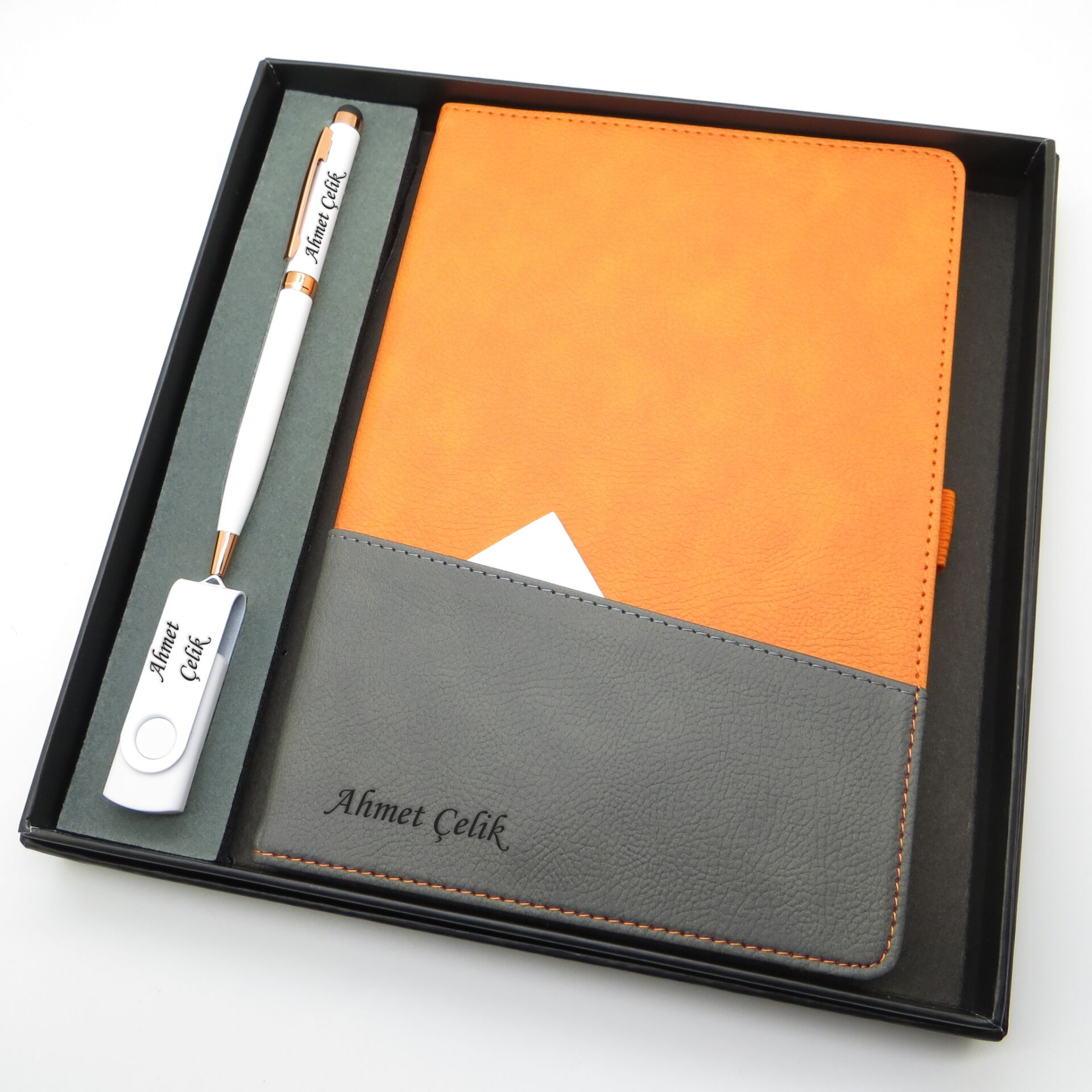 Signator® Codex | N199 Kişiye Özel Defterli Set - İsme Özel Beyaz Kalem + İsme Özel Turuncu Defter + İsme Özel 32 GB Usb Bellek | İsme Özel Kutusunda Hediyelik Set