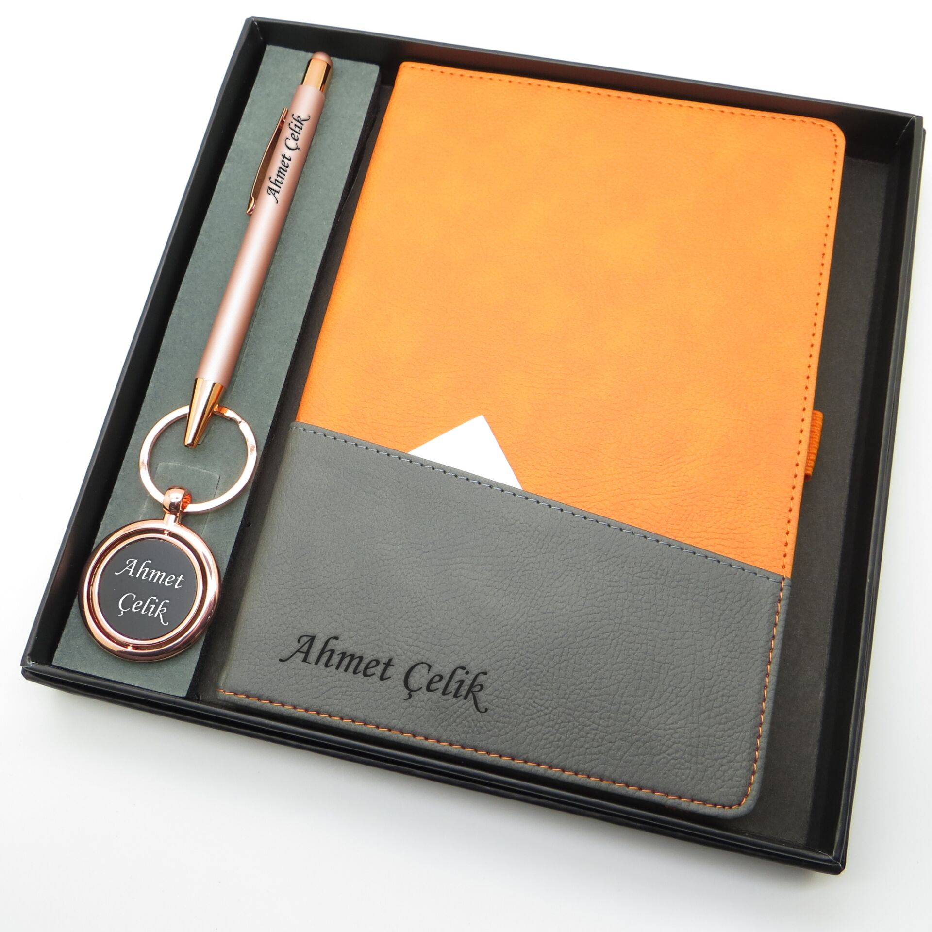 Signator® Codex | N200 Kişiye Özel Defterli Set - İsme Özel Beyaz Kalem + İsme Özel Turuncu Defter + İsme Özel Anahtarlık | İsme Özel Kutusunda Hediyelik Set