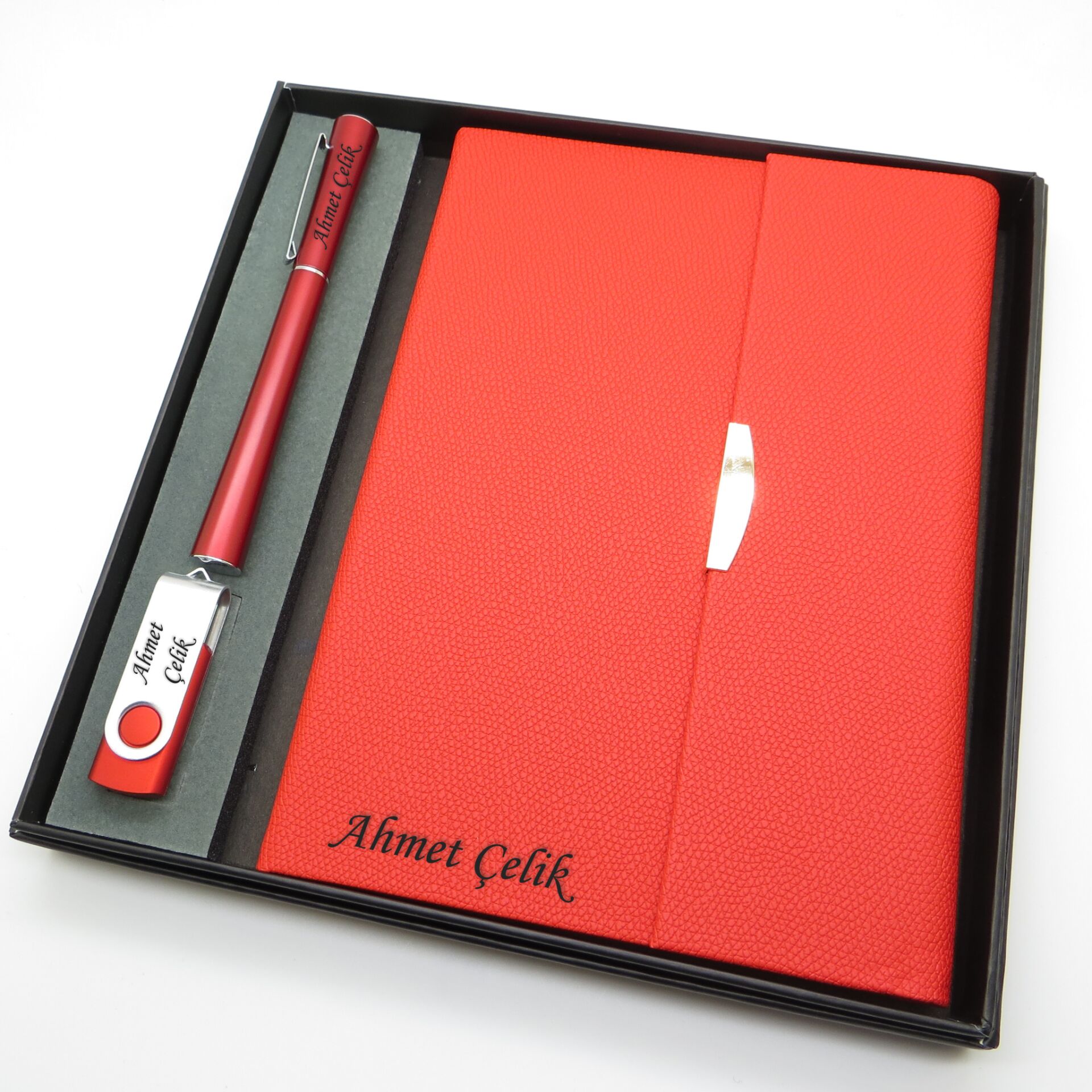 Signator® Codex | N204 Kişiye Özel Defterli Set - İsme Özel Kırmızı Kalem + İsme Özel Kırmızı Defter + İsme Özel 32 GB Usb Bellek| İsme Özel Kutusunda Hediyelik Set