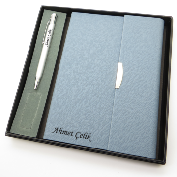 Signator® Codex | N211 Kişiye Özel Defterli Set - İsme Özel Gümüş Kalem + İsme Özel Açık Mavi Defter | İsme Özel Kutusunda Hediyelik Set