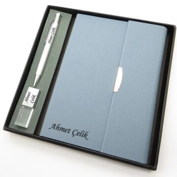 Signator® Codex | N212 Kişiye Özel Defterli Set - İsme Özel Gümüş Kalem + İsme Özel Açık Mavi Defter + İsme Özel 32 GB Usb Bellek| İsme Özel Kutusunda Hediyelik Set