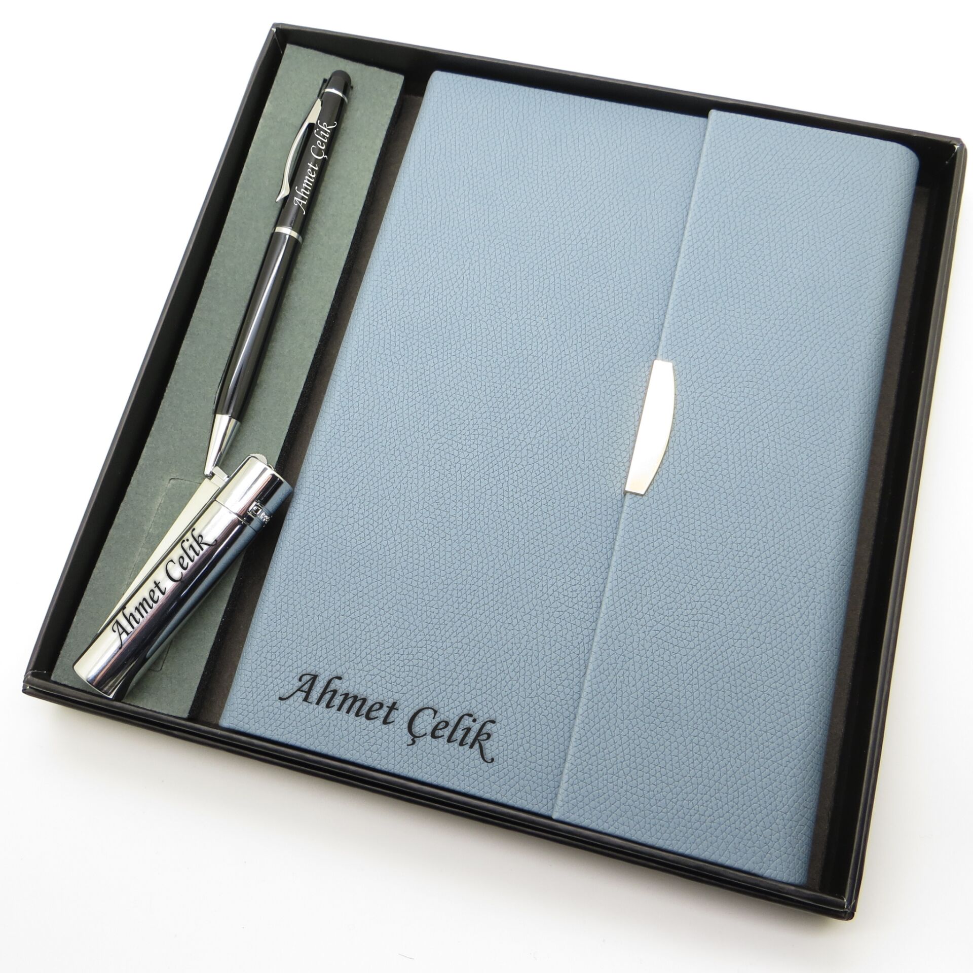 Signator® Codex | N213 Kişiye Özel Defterli Set - İsme Özel Siyah Kalem + İsme Özel Açık Mavi Defter + İsme Özel Gümüş Çakmak | İsme Özel Kutusunda Hediyelik Set