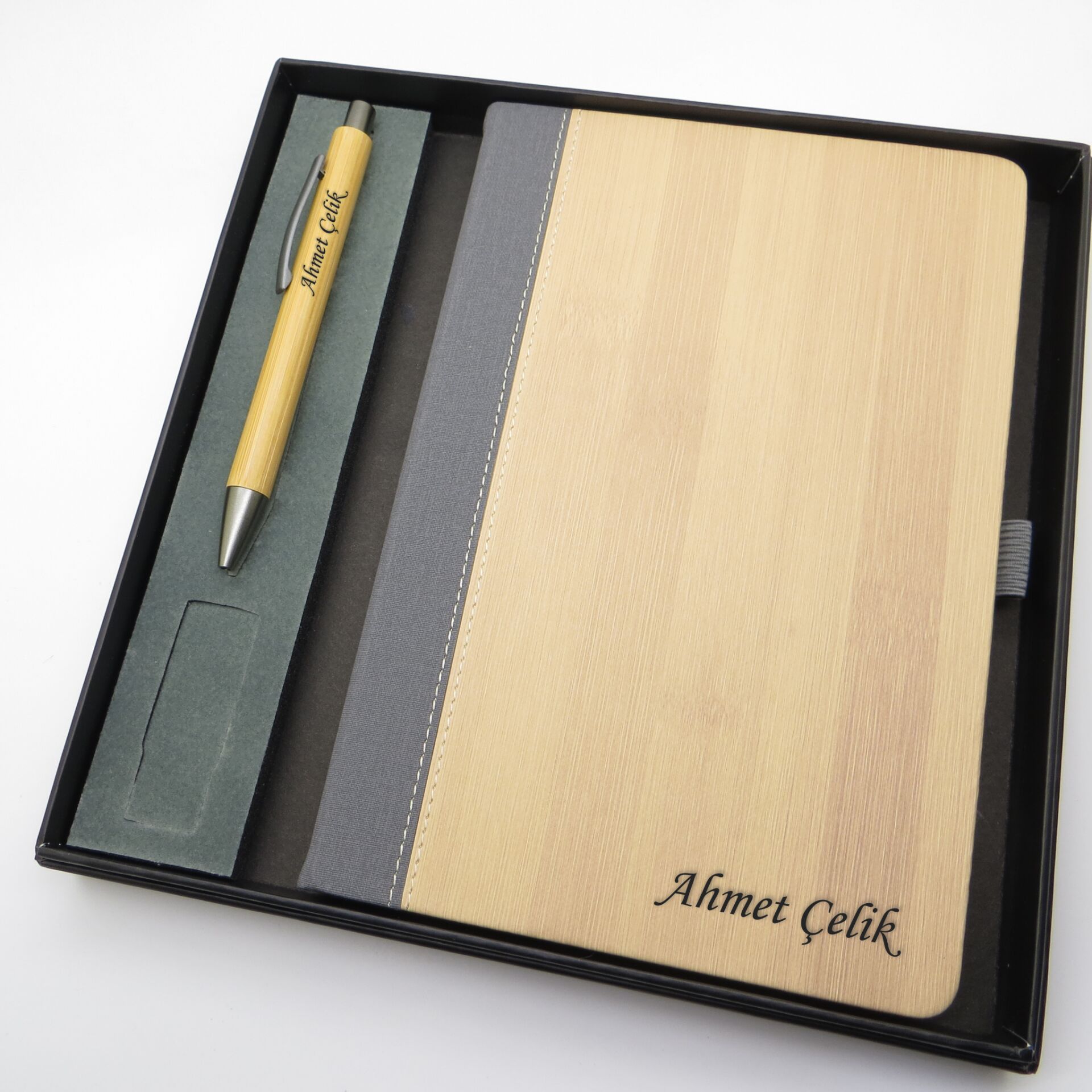 Signator® Codex | N215 Kişiye Özel Defterli Set - İsme Özel Bambu Kalem + İsme Özel Bambu Defter | İsme Özel Kutusunda Hediyelik Set