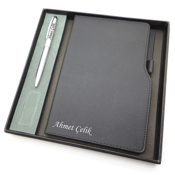 Signator® Codex | N236 Kişiye Özel Defterli Set - Scrikss İsme Özel Gri Kalem + İsme Özel Siyah Defter | İsme Özel Kutusunda Hediyelik Set