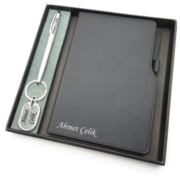 Signator® Codex | N237 Kişiye Özel Defterli Set - Scrikss İsme Özel Gümüş Kalem + İsme Özel Siyah Defter + İsme Özel Anahtarlık | İsme Özel Kutusunda Hediyelik Set