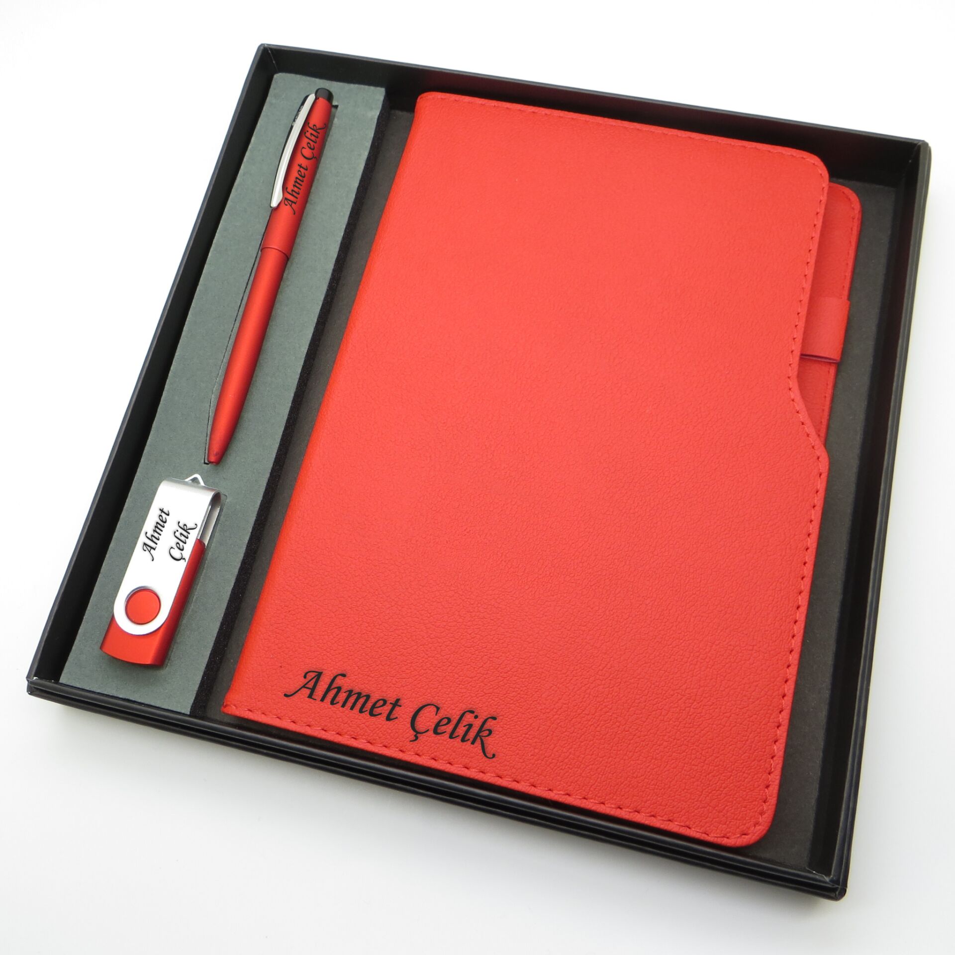 Signator® Codex | N240 Kişiye Özel Defterli Set - Scrikss İsme Özel Kırmızı Kalem + İsme Özel Kırmızı Defter + İsme Özel 32 GB Usb Bellek| İsme Özel Kutusunda Hediyelik Set