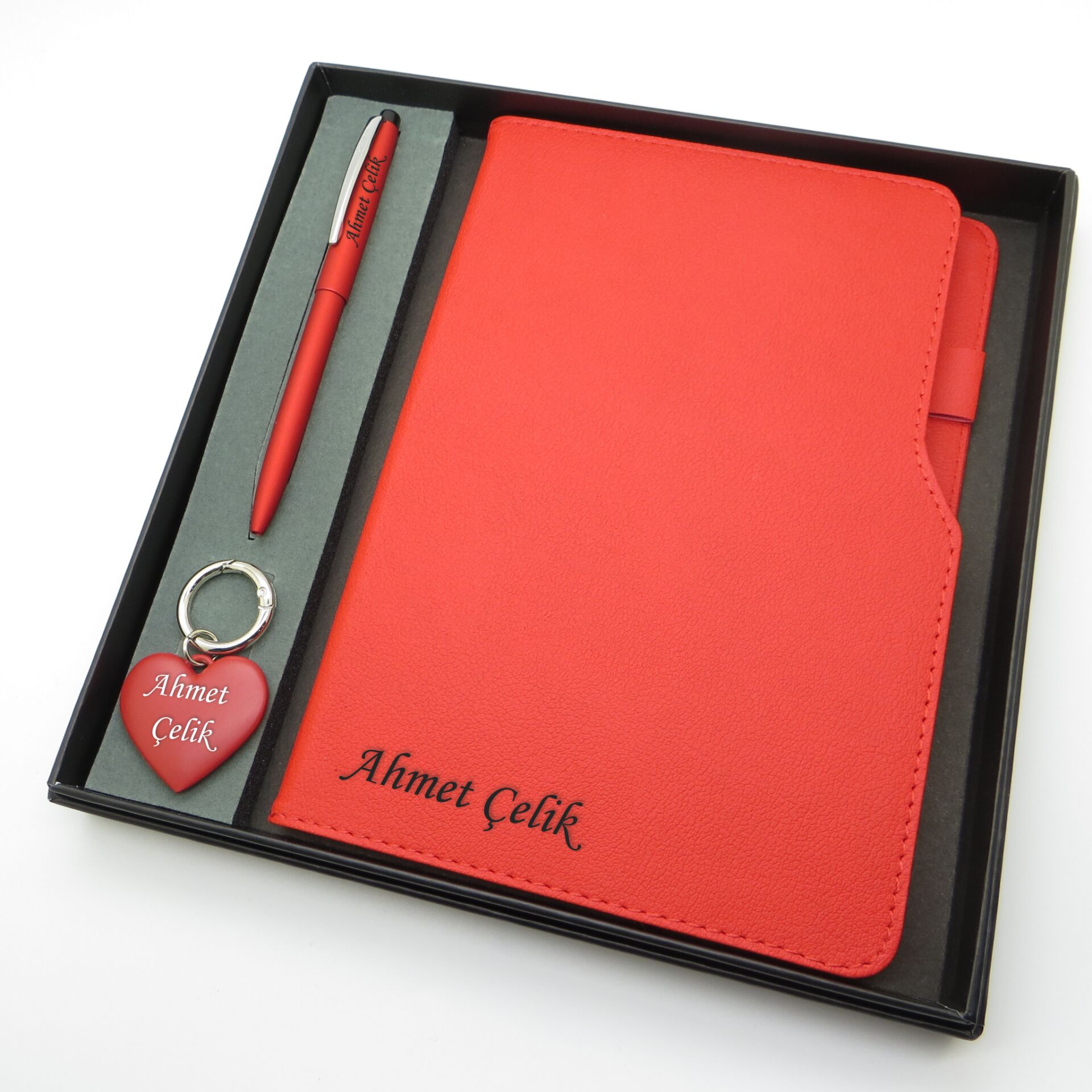 Signator® Codex | N241 Kişiye Özel Defterli Set - Scrikss İsme Özel Kırmızı Kalem + İsme Özel Kırmızı Defter + İsme Özel Kırmızı Anahtarlık | İsme Özel Kutusunda Hediyelik Set