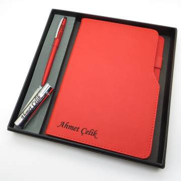 Signator® Codex | N242 Kişiye Özel Defterli Set - Scrikss İsme Özel Kırmızı Kalem + İsme Özel Kırmızı Defter + İsme Özel Gümüş Çakmak | İsme Özel Kutusunda Hediyelik Set