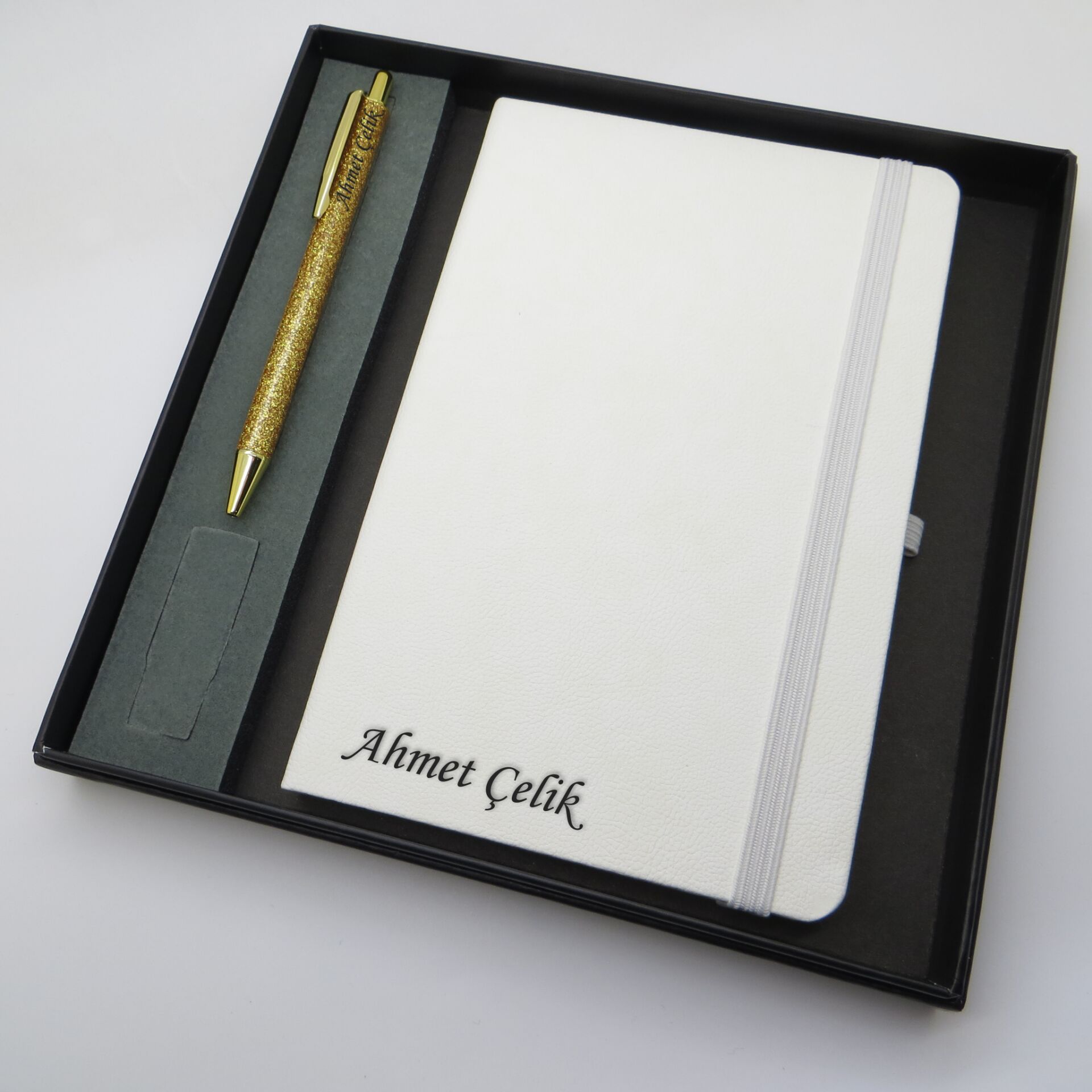 Signator® Codex | N243 Kişiye Özel Defterli Set - İsme Özel Gold Kalem + İsme Özel Beyaz Defter | İsme Özel Kutusunda Hediyelik Set