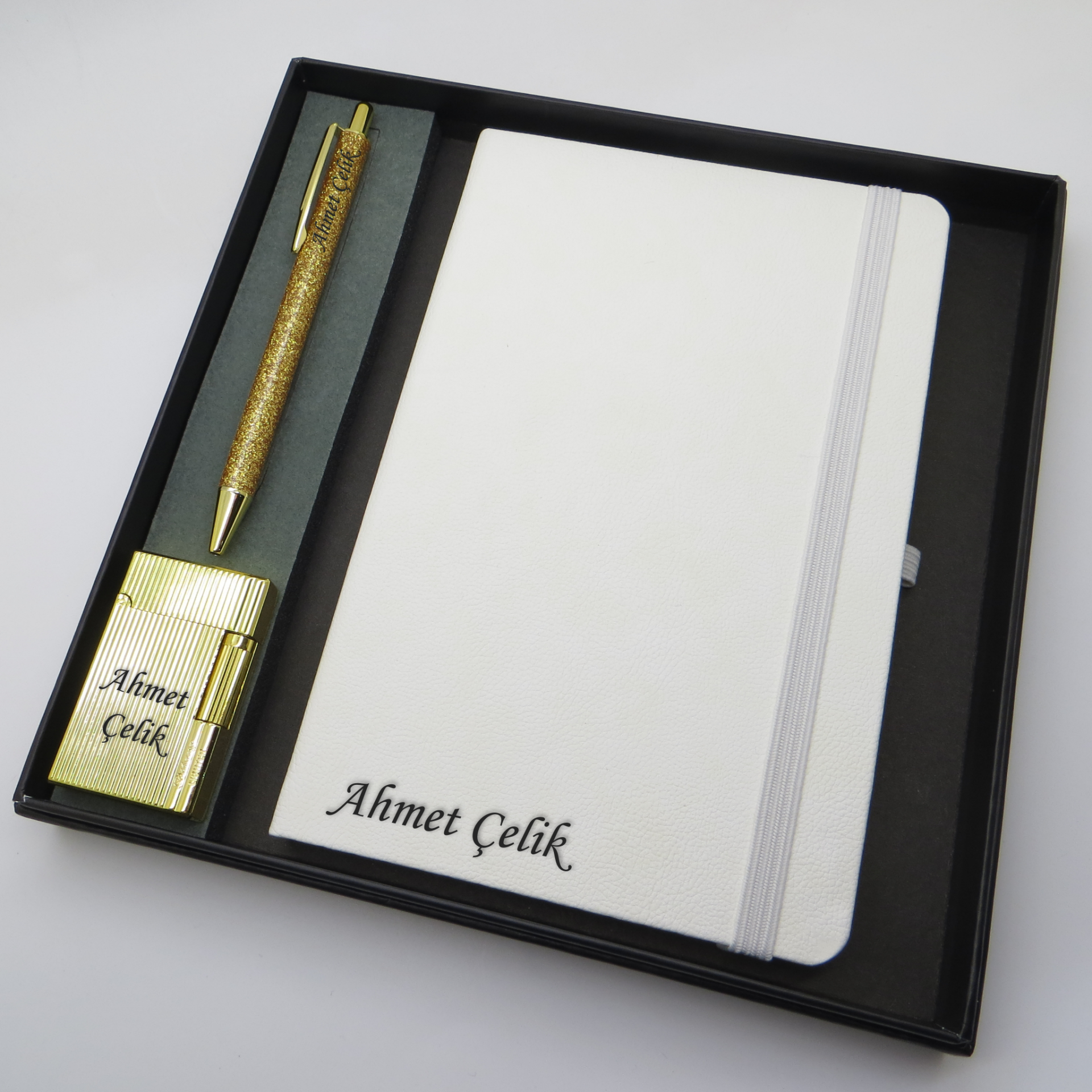 Signator® Codex | N245 Kişiye Özel Defterli Set - İsme Özel Gold Kalem + İsme Özel Beyaz Defter+ İsme Özel Gold Çakmak | İsme Özel Kutusunda Hediyelik Set