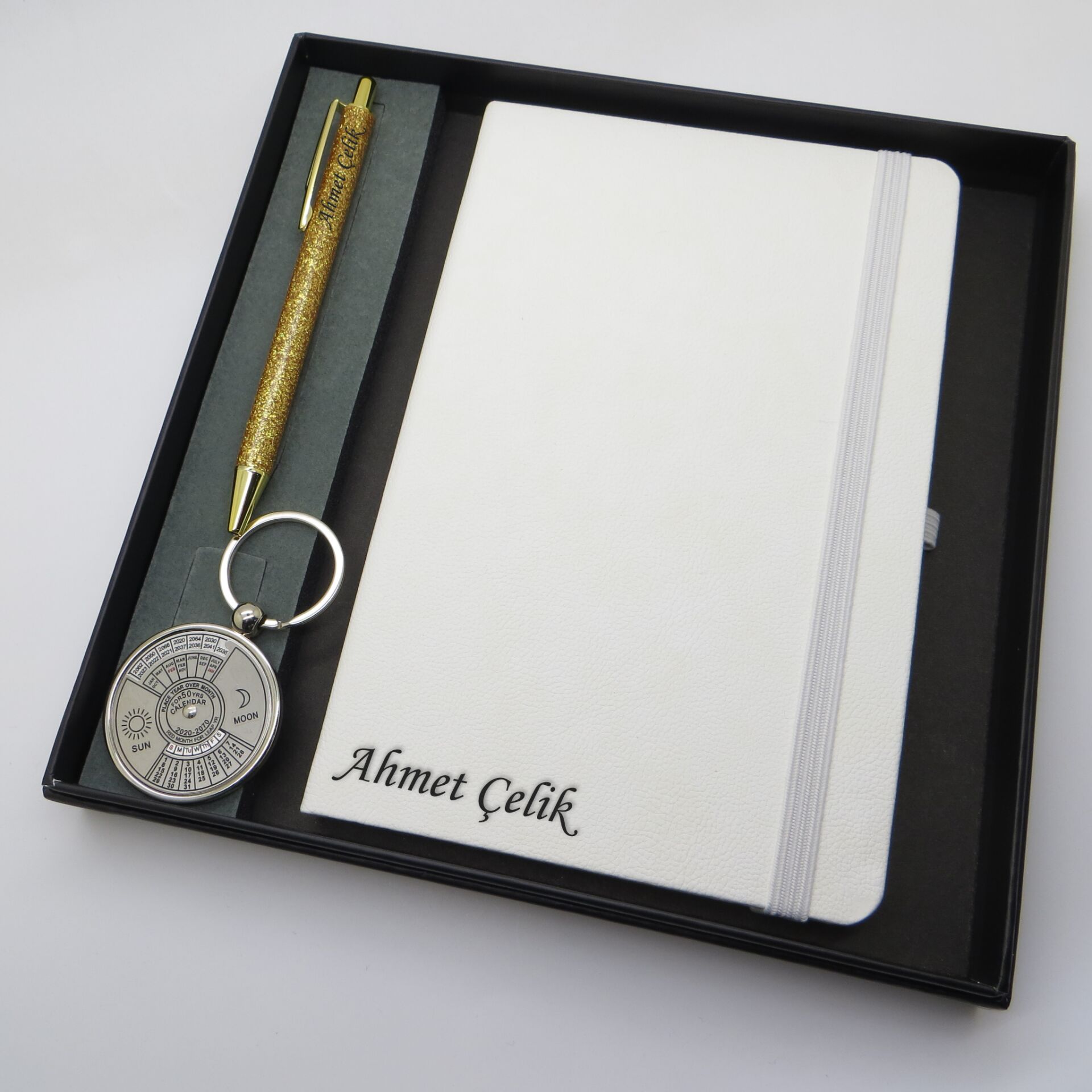 Signator® Codex | N246 Kişiye Özel Defterli Set - İsme Özel Gold Kalem + İsme Özel Beyaz Defter+ İsme Özel Anahtarlık | İsme Özel Kutusunda Hediyelik Set