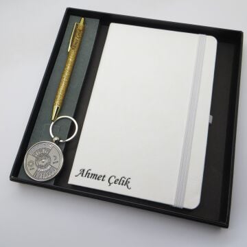 Signator® Codex | N246 Kişiye Özel Defterli Set - İsme Özel Gold Kalem + İsme Özel Beyaz Defter+ İsme Özel Anahtarlık | İsme Özel Kutusunda Hediyelik Set