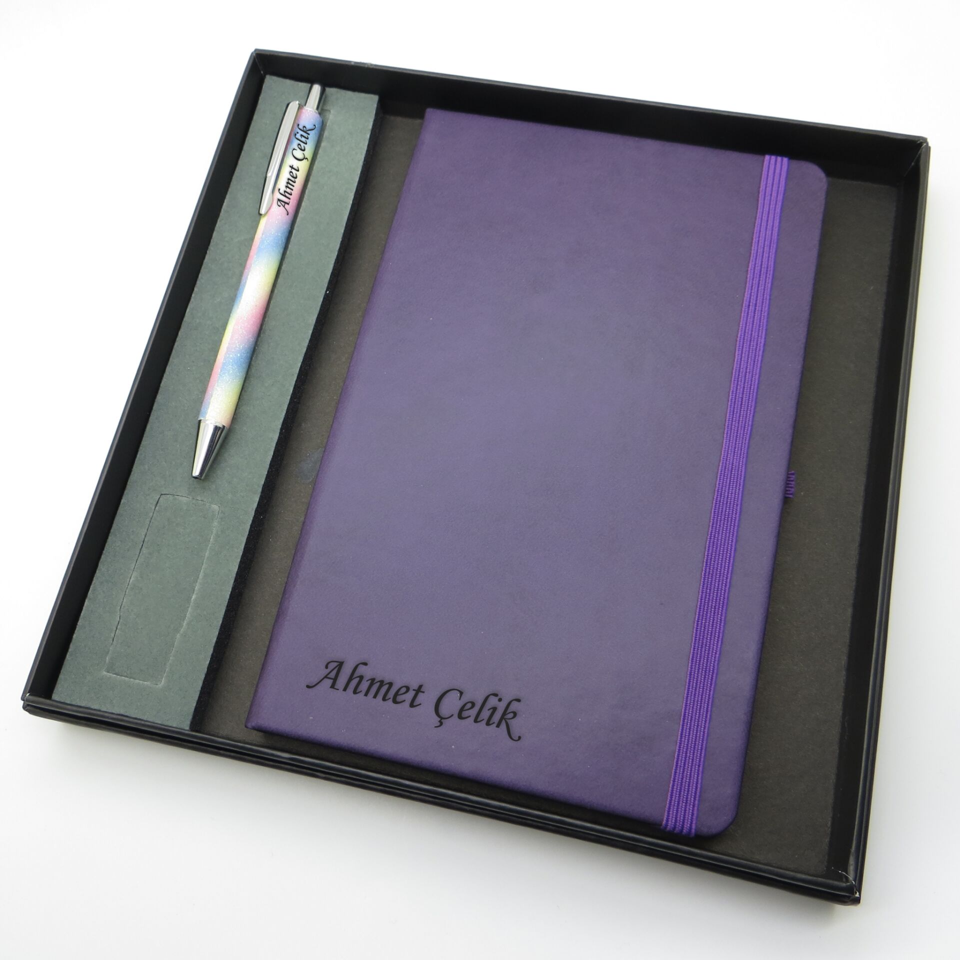 Signator® Codex | N247 Kişiye Özel Defterli Set - İsme Özel Gökkuşağı Kalem + İsme Özel Mor Defter | İsme Özel Kutusunda Hediyelik Set