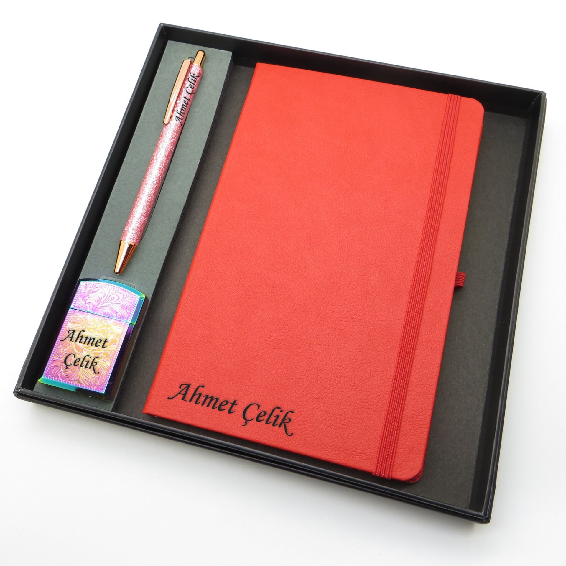 Signator® Codex | N250 Kişiye Özel Defterli Set - İsme Özel Pembe Kalem + İsme Özel Kırmızı Defter + İsme Özel Gökkuşağı Çakmak| İsme Özel Kutusunda Hediyelik Set