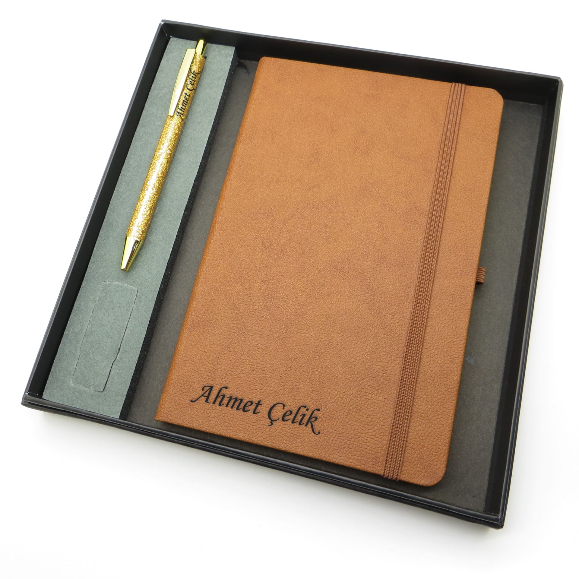 Signator® Codex | N251 Kişiye Özel Defterli Set - İsme Özel Gold Kalem + İsme Özel Kahverengi Defter | İsme Özel Kutusunda Hediyelik Set