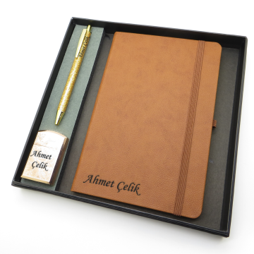 Signator® Codex | N252 Kişiye Özel Defterli Set - İsme Özel Gold Kalem + İsme Özel Kahverengi Defter + İsme Özel Gold Çakmak| İsme Özel Kutusunda Hediyelik Set