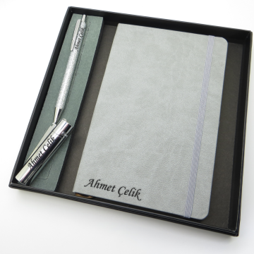 Signator® Codex | N255 Kişiye Özel Defterli Set - İsme Özel Gri Kalem + İsme Özel Gri Defter + İsme Özel Gümüş Çakmak | İsme Özel Kutusunda Hediyelik Set