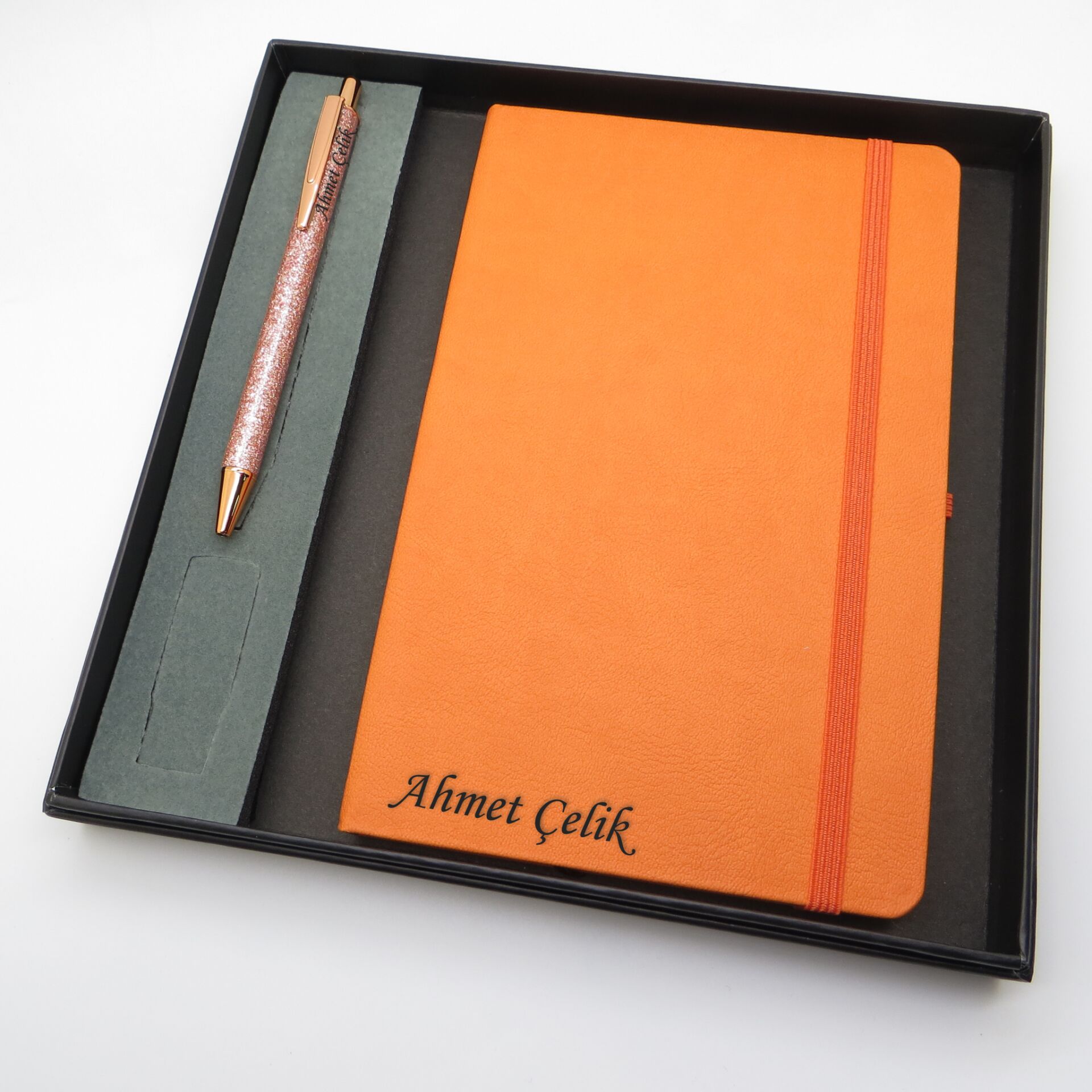 Signator® Codex | N259 Kişiye Özel Defterli Set - İsme Özel Pembe Kalem + İsme Özel Turuncu Defter | İsme Özel Kutusunda Hediyelik Set