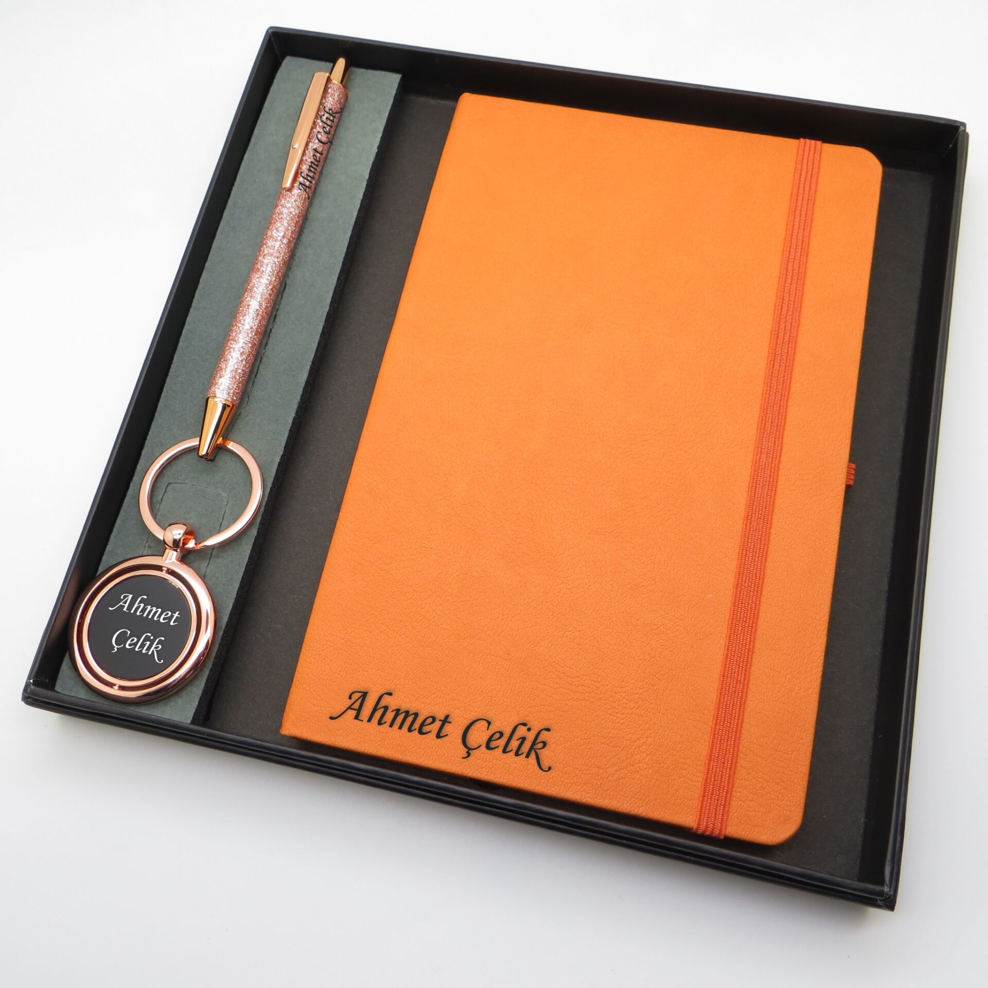 Signator® Codex | N260 Kişiye Özel Defterli Set - İsme Özel Pembe Kalem + İsme Özel Turuncu Defter + İsme Özel Anahtarlık| İsme Özel Kutusunda Hediyelik Set